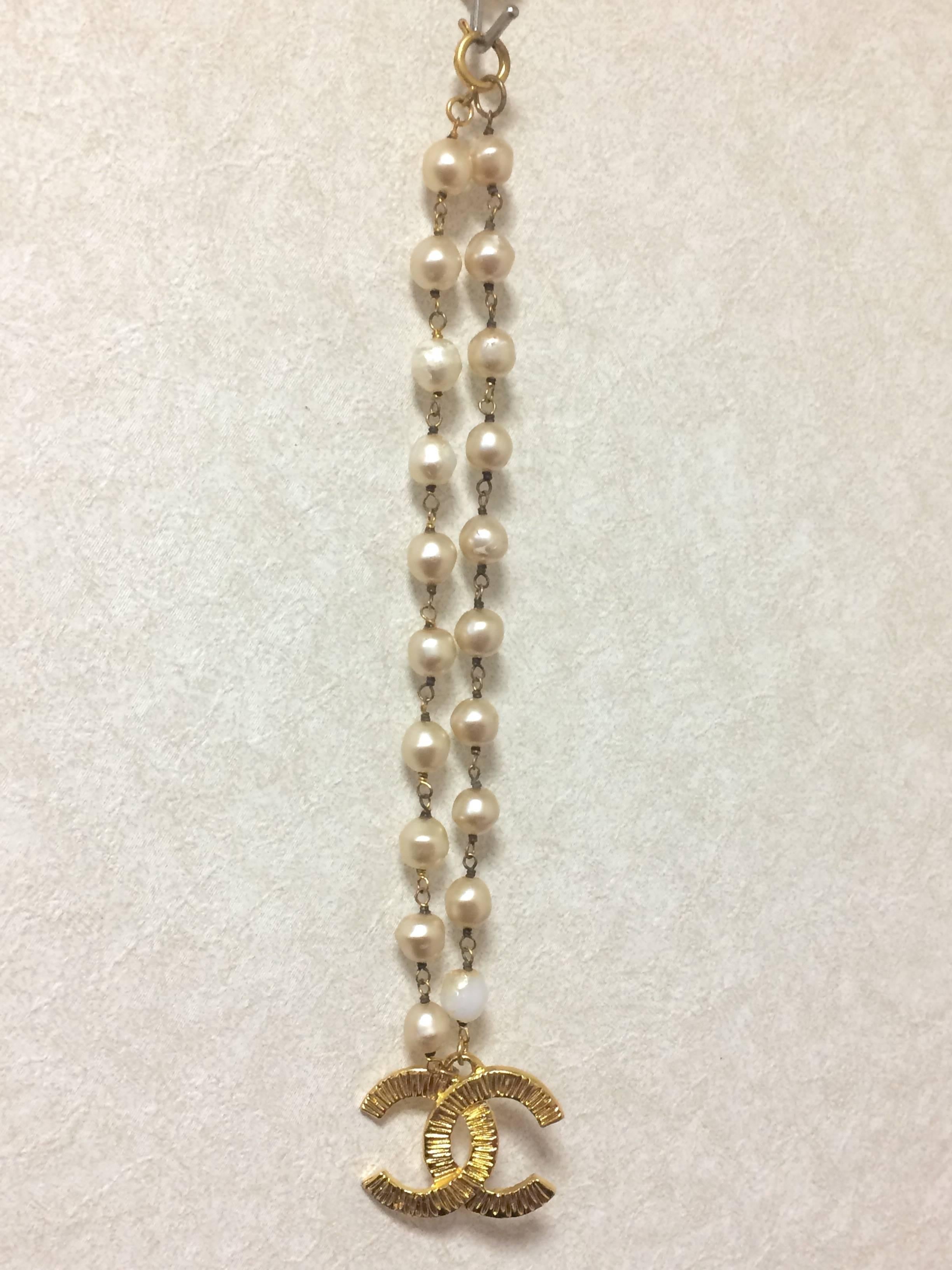 Vintage CHANEL white cream faux baroque pearl necklace with CC mark pendant top. 4