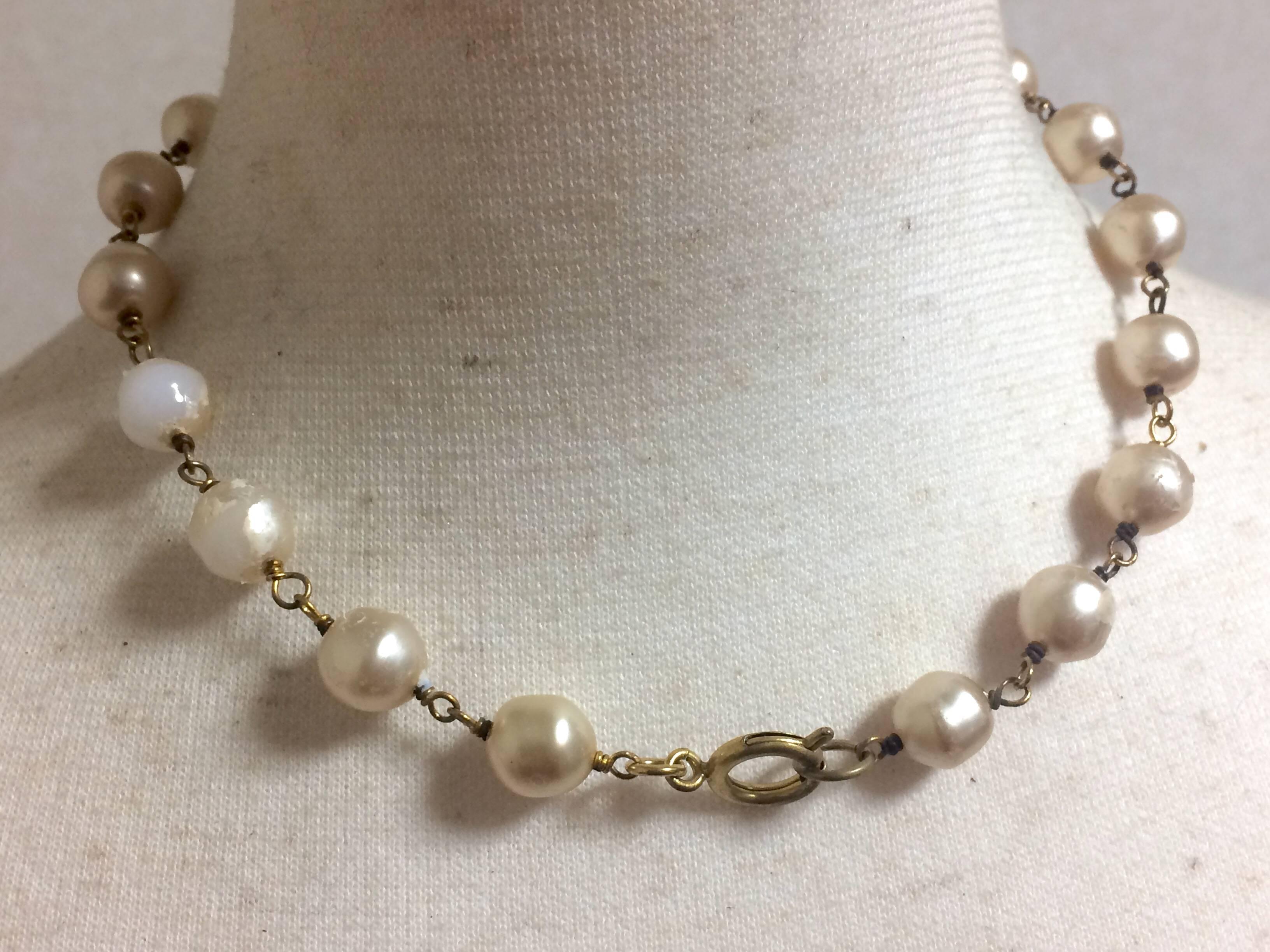 Vintage CHANEL white cream faux baroque pearl necklace with CC mark pendant top. In Fair Condition In Kashiwa, Chiba
