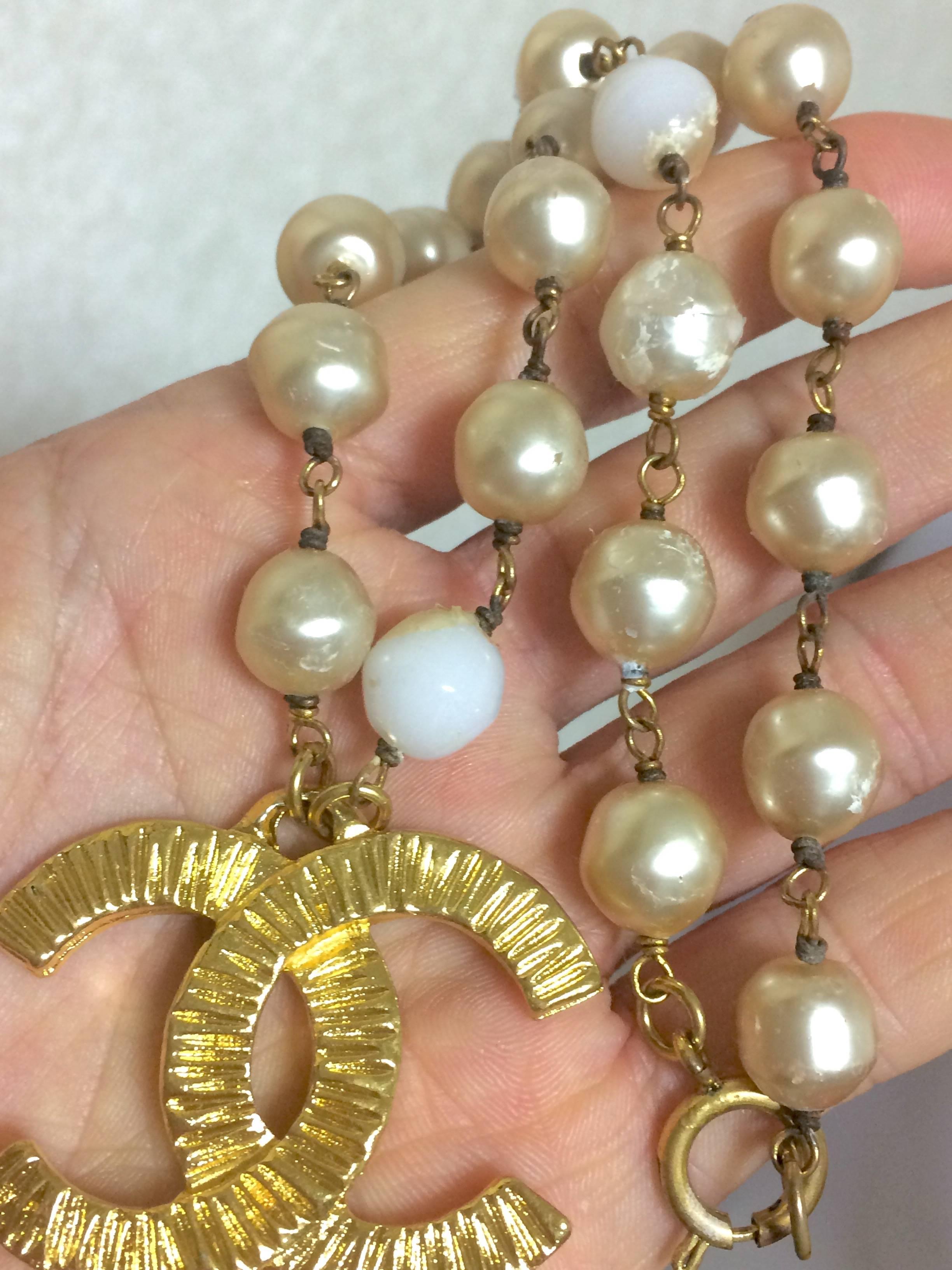 Vintage CHANEL white cream faux baroque pearl necklace with CC mark pendant top. 3