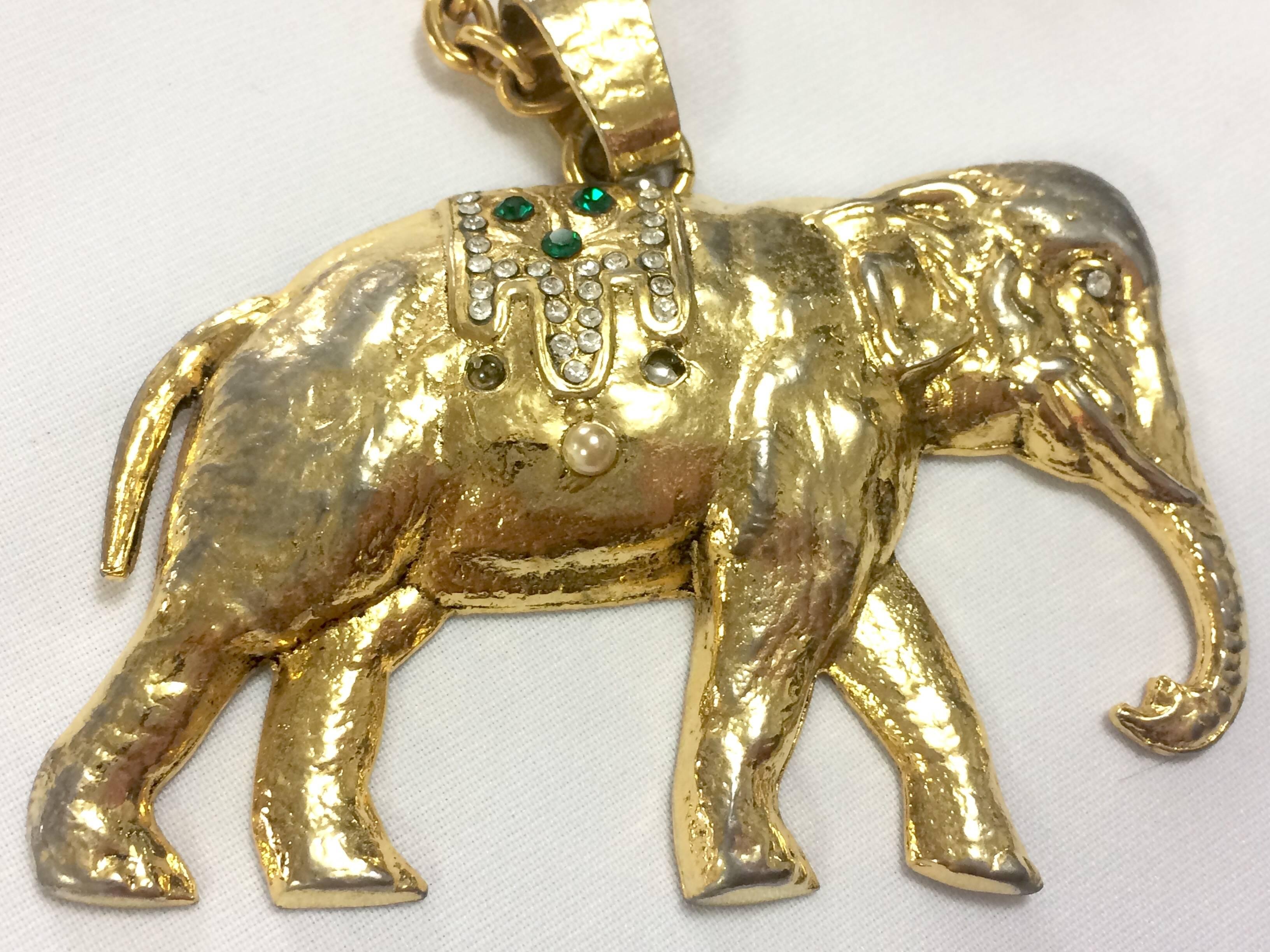 Vintage Sonia Rykiel gold tone large elephant pendant top long chain necklace.  In Good Condition For Sale In Kashiwa, Chiba