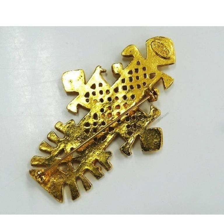 1990s. Vintage CHANEL Gold tone brooch in cross shape with CC motif. Rare masterpiece jewelry. Best gift.

Fun and Chic and Gorgeous you!  Great gift idea. Free gift wrapping. 
90s vintage Chanel brooch in arty cross shape. 

It is in a beautiful