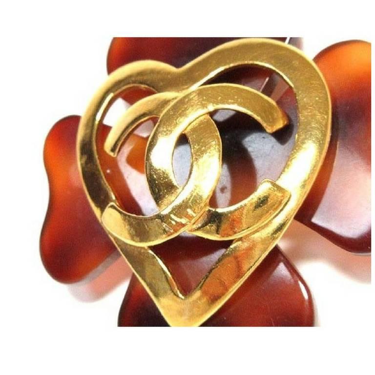 Vintage CHANEL plastic marble brown flower petal brooch with golden heart CC. In Good Condition For Sale In Kashiwa, Chiba