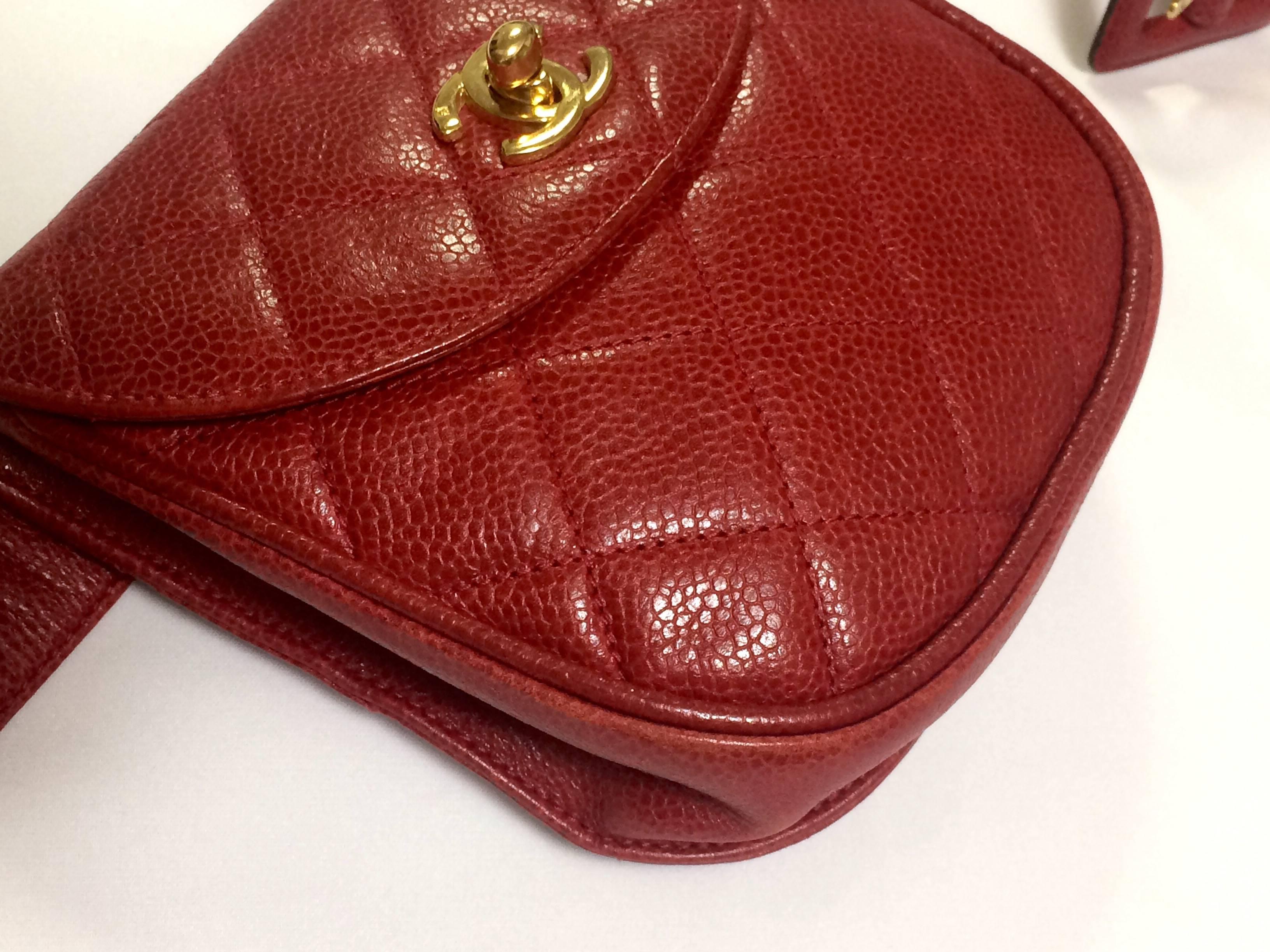 Vintage CHANEL 2.55 red caviar leather waist purse, fanny pack with golden cc. In Good Condition In Kashiwa, Chiba