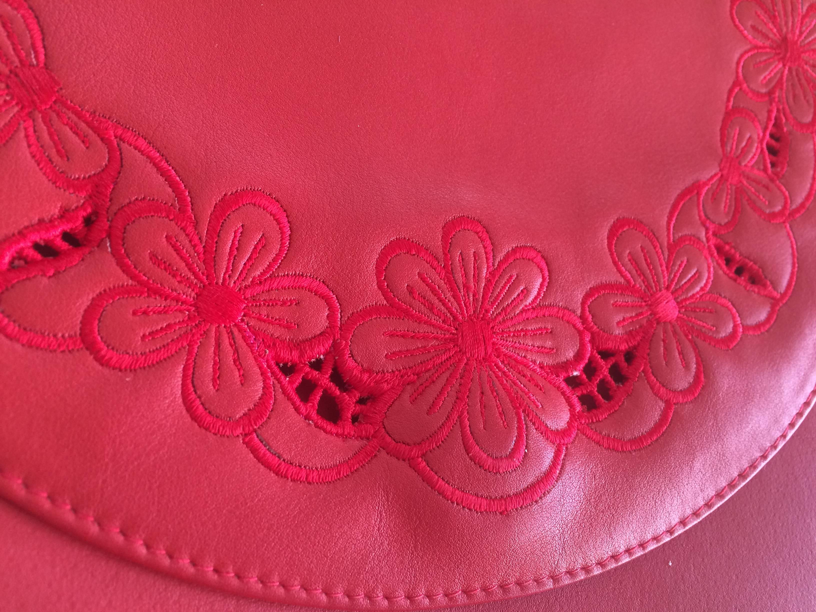 Vintage Valentino Garavani red clutch shoulder bag with flower embroidery deco. For Sale 2