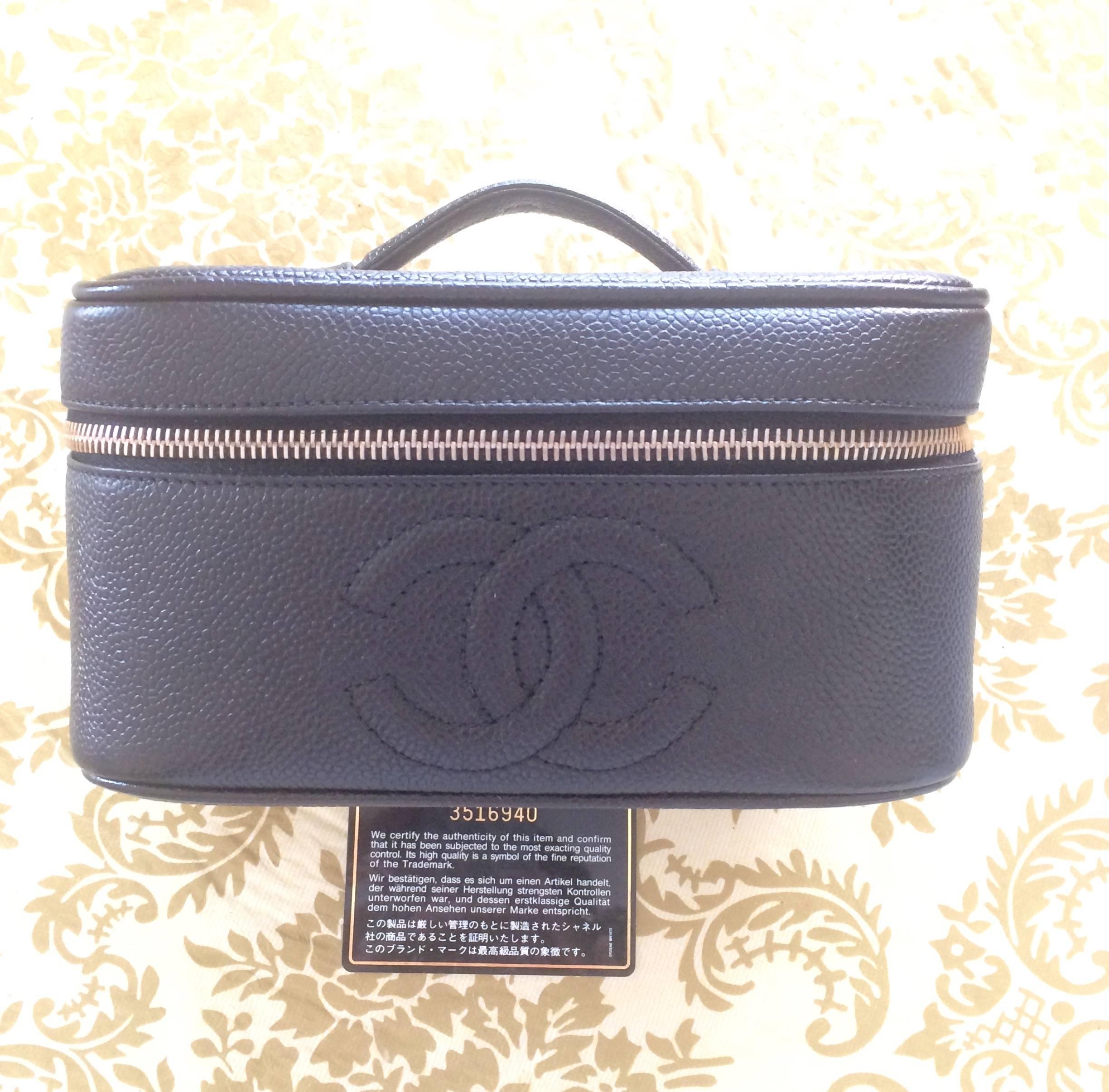 Vintage CHANEL black caviar cosmetic case, vanity bag, mini purse with CC mark. 2