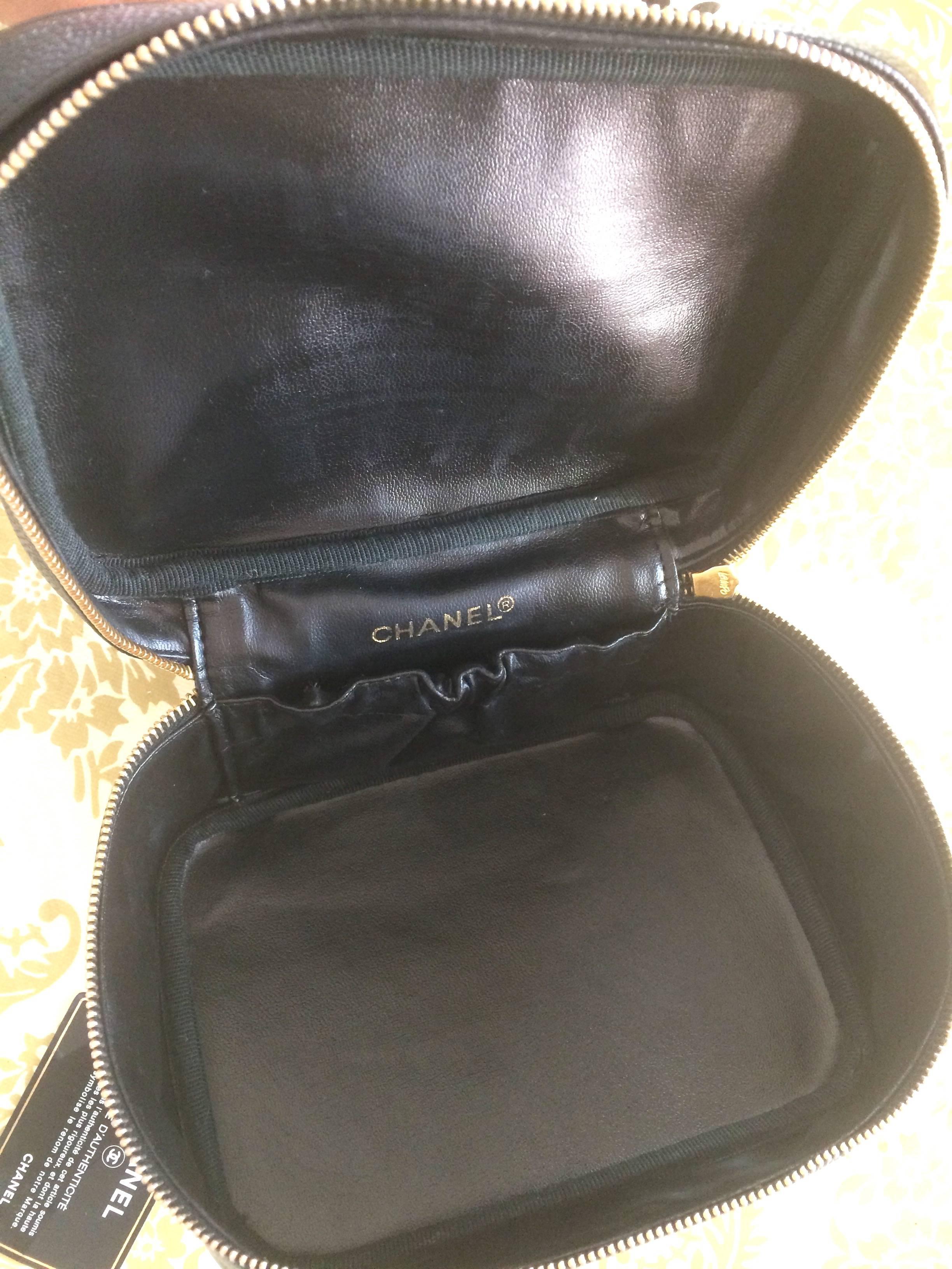Vintage CHANEL black caviar cosmetic case, vanity bag, mini purse with CC mark. In Good Condition In Kashiwa, Chiba