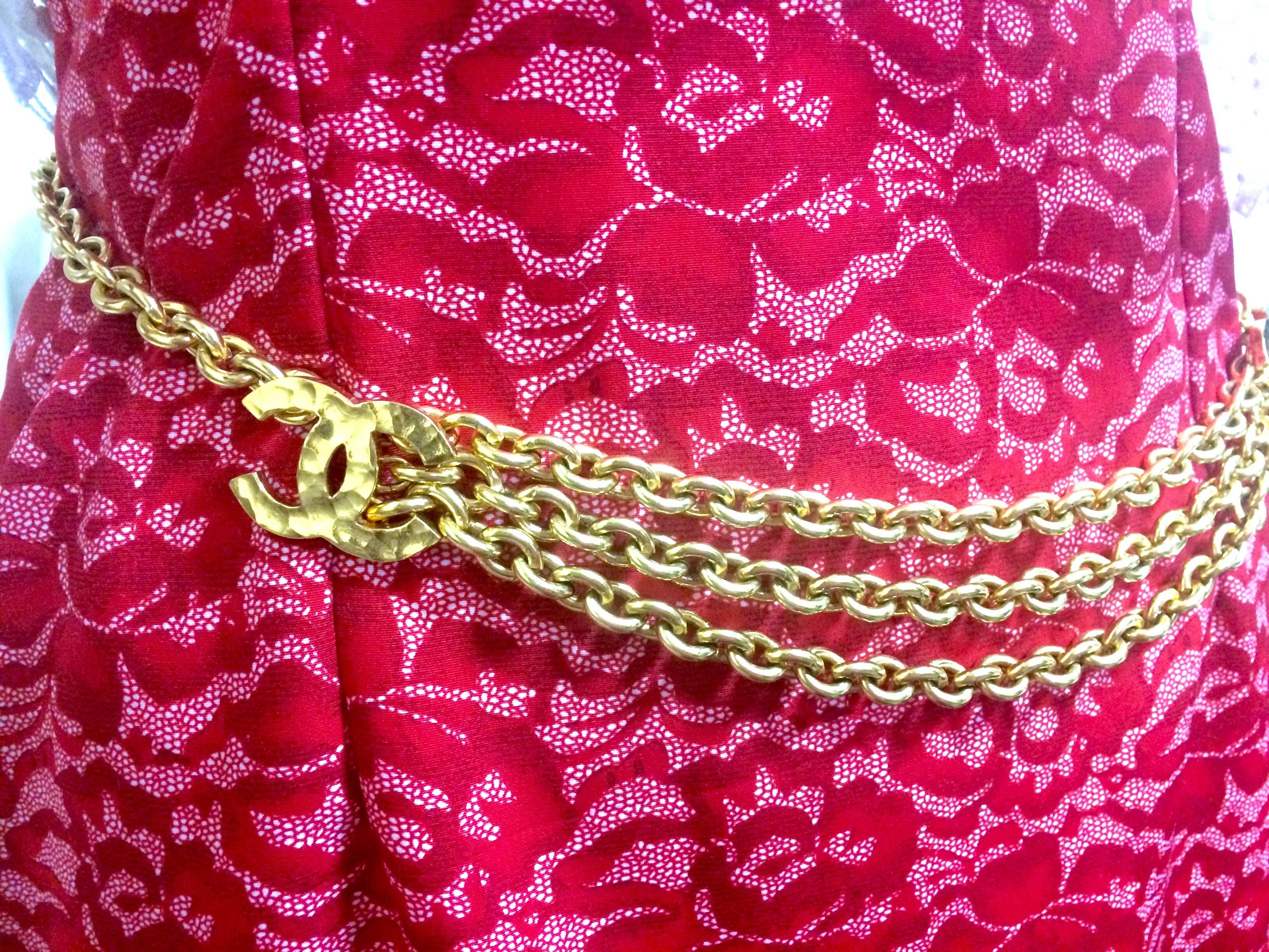 MINT. Vintage CHANEL golden chain belt with triple layer chains and 3 CC marks In Excellent Condition In Kashiwa, Chiba