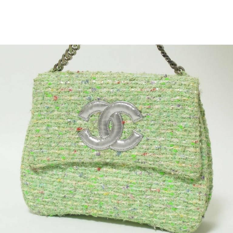 1990s. Vintage CHANEL light green tweed fabric handbag with silver tone chain strap and silver Chanel CC stitch mark. Very unique shape.

Beautiful condition!

Introducing one of the most chic and mod CHANEL purses back in the 90's!
Light green