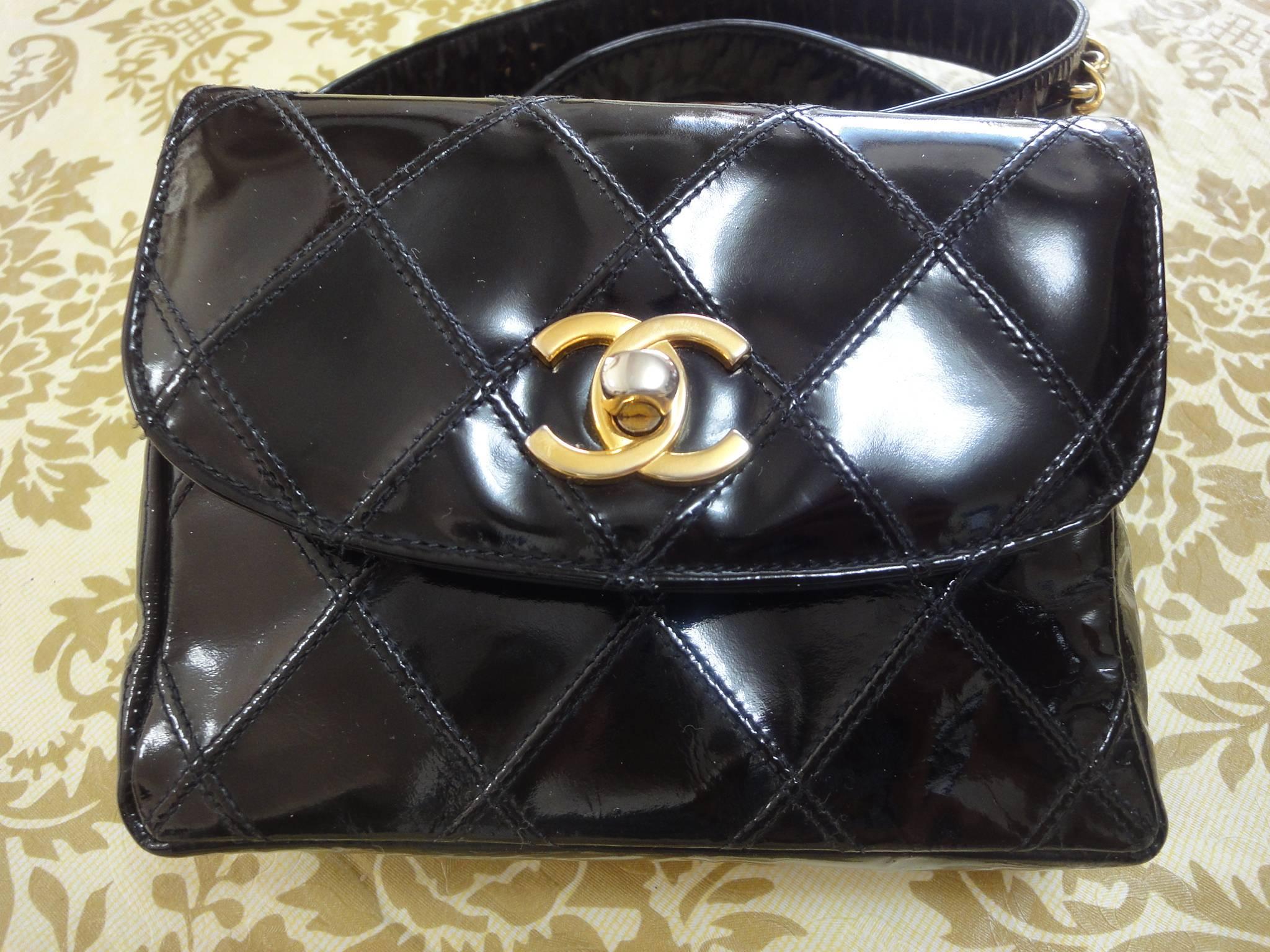 1990s. Vintage CHANEL black patent enamel leather waist purse, fanny pack with golden chain belt and CC closure hock. 31