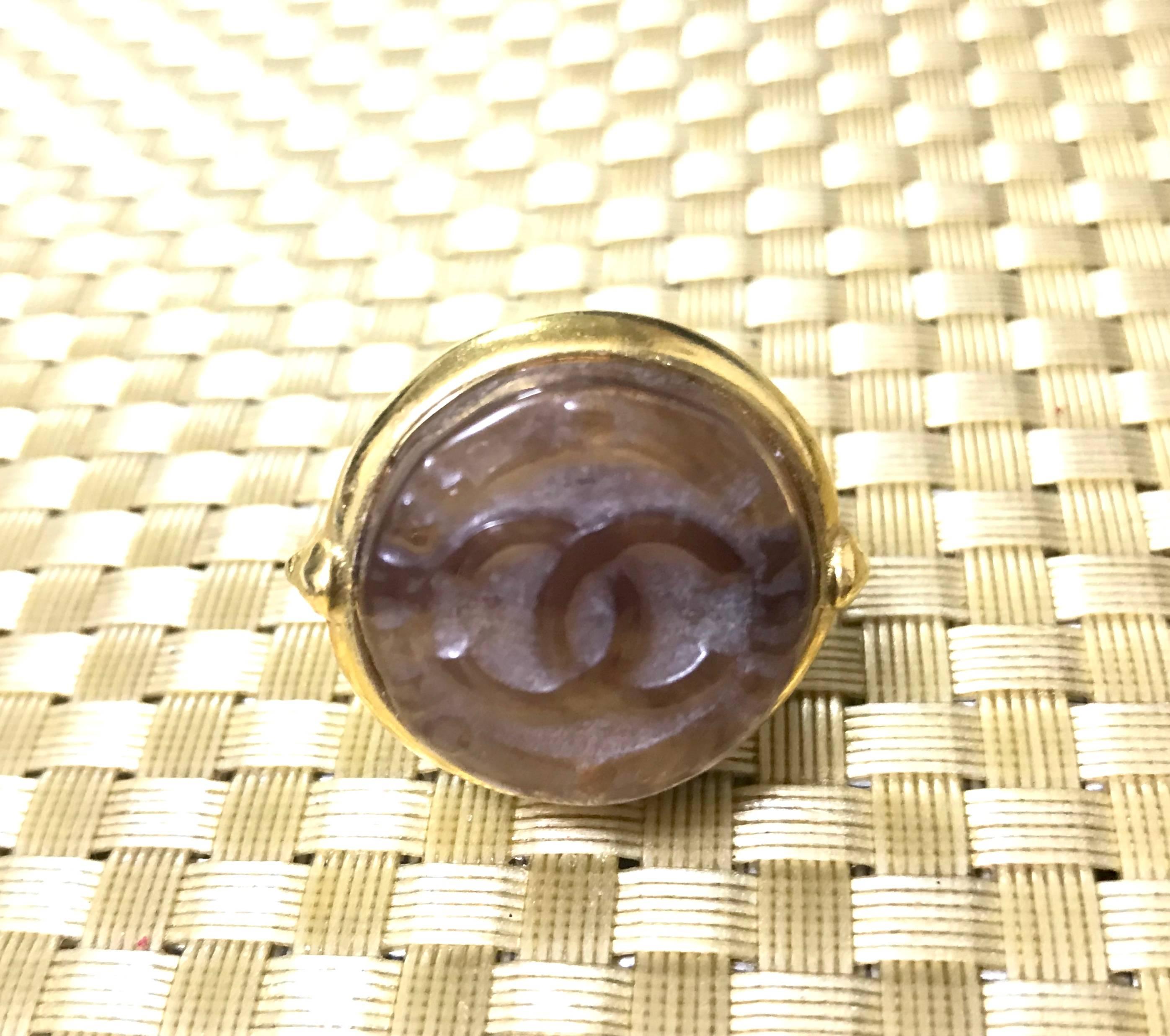 1990s. Vintage CHANEL brown candy ring with  gold tone frame and engraved logo and CC mark. Gorgeous Chanel vintage jewelry.

***The matching earrings are also for sale. Please see in the shop***

Introducing a fabulous and gorgeous vintage Chanel