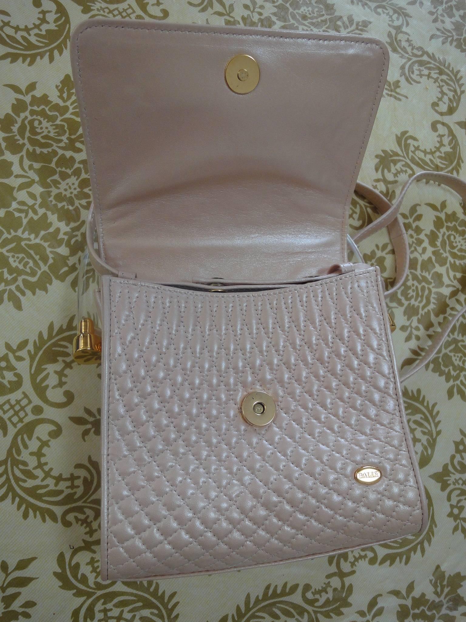 Brown Bally Vintage pearl pink lamb quilted leather purse with clear plastic handle. For Sale