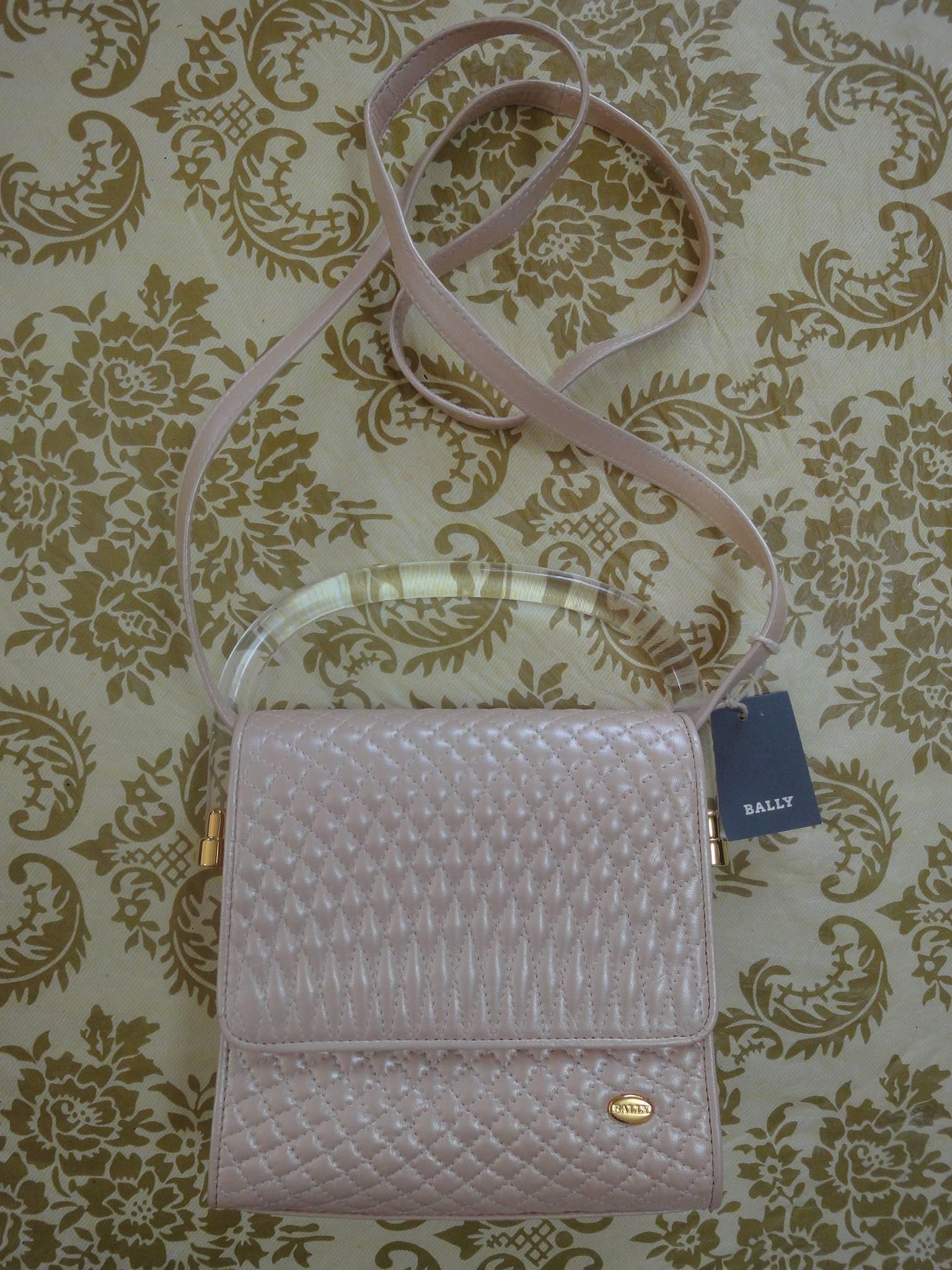 Women's Bally Vintage pearl pink lamb quilted leather purse with clear plastic handle. For Sale