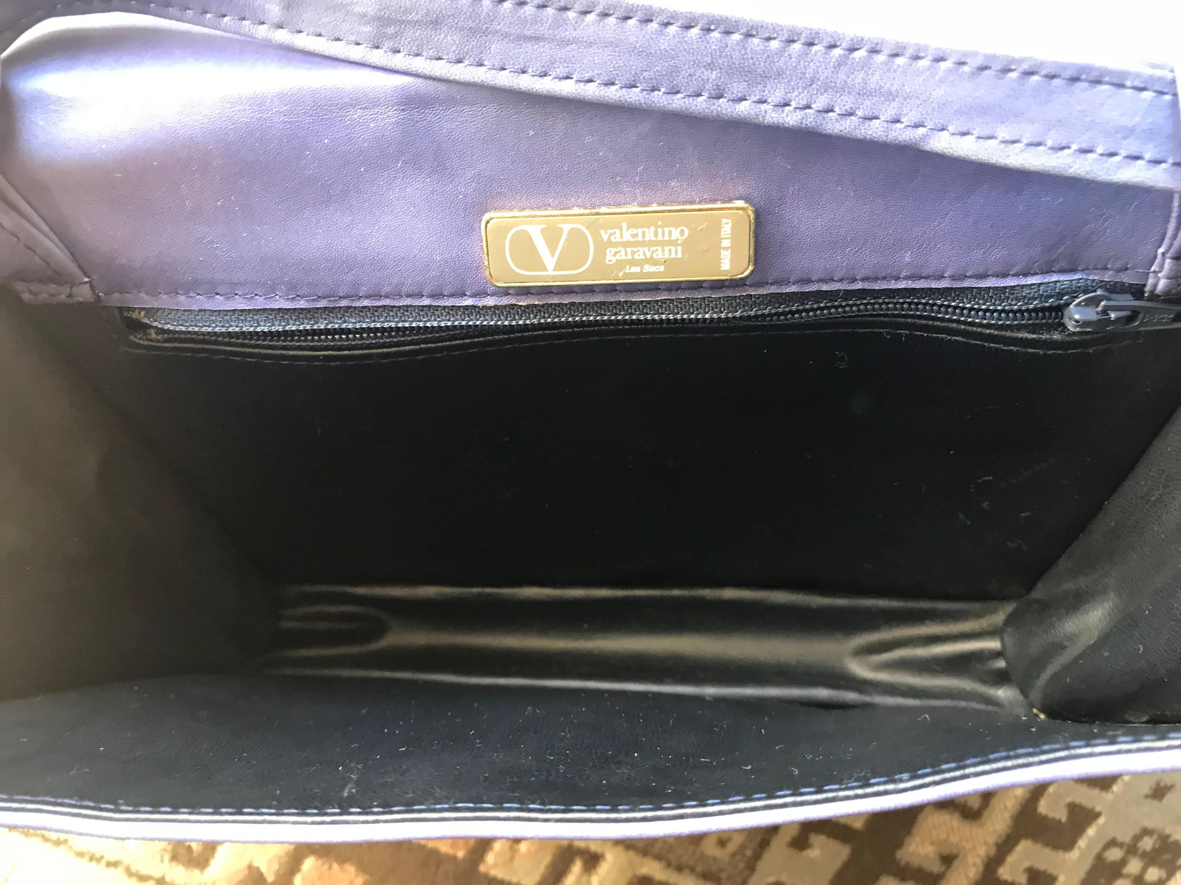 Vintage Valentino Garavani blue leather clutch shoulder bag with logo motif  For Sale 3