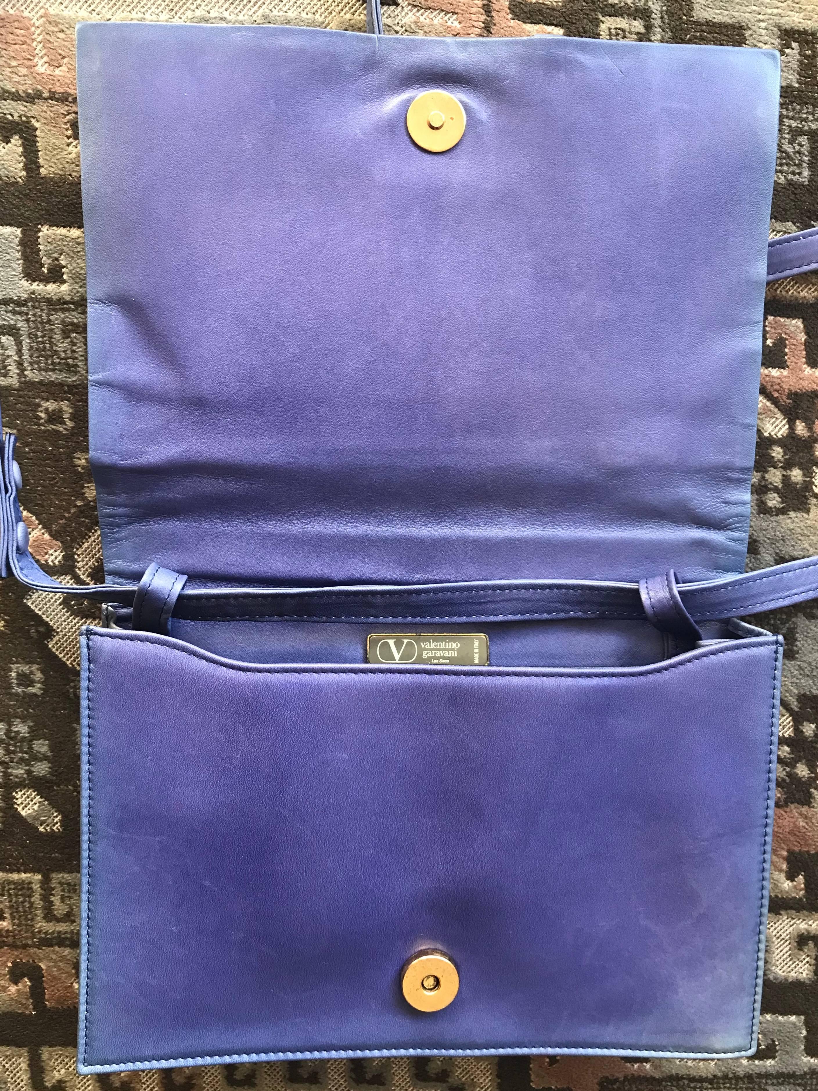 Vintage Valentino Garavani blue leather clutch shoulder bag with logo motif  For Sale 2