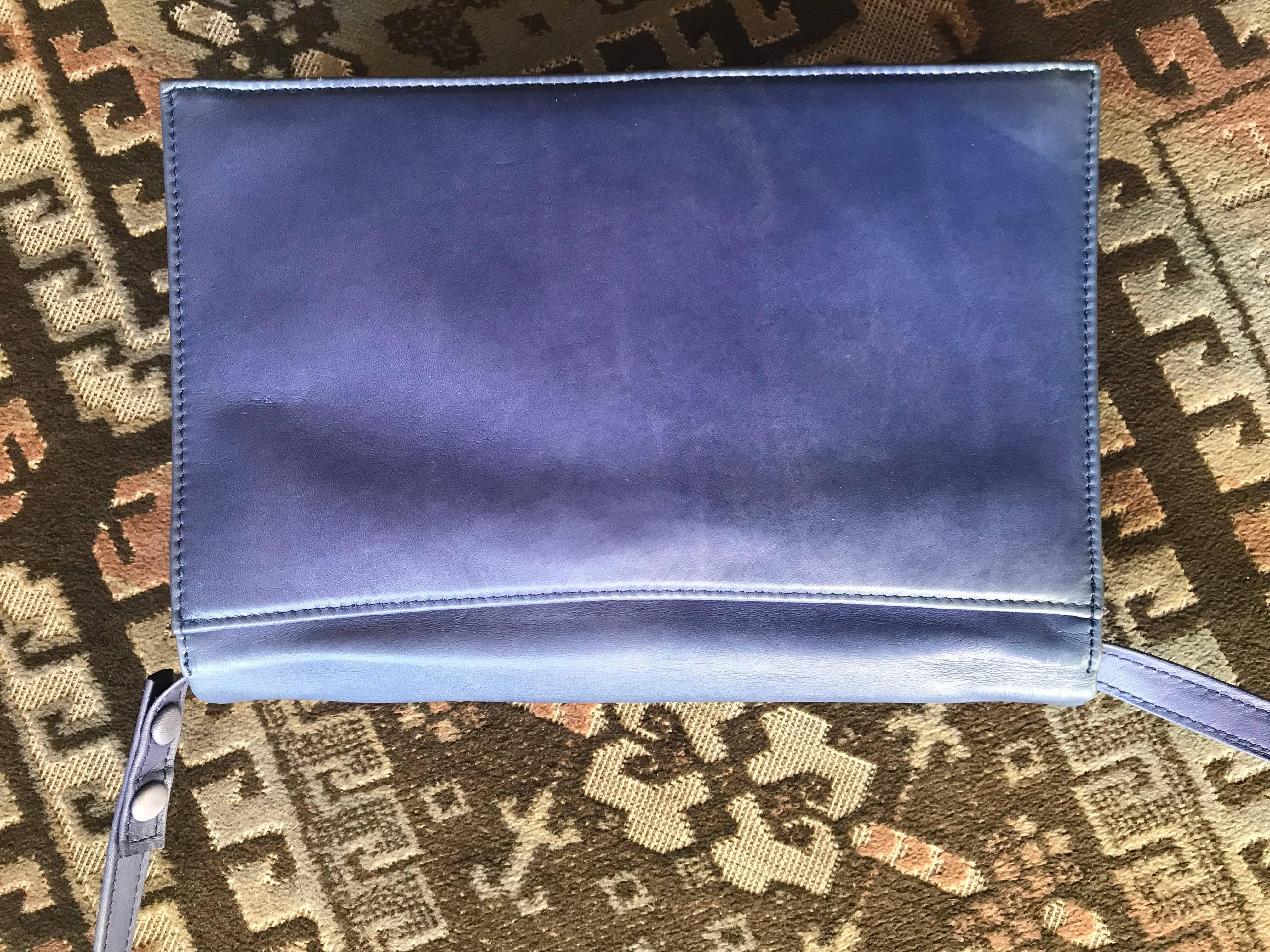 Women's Vintage Valentino Garavani blue leather clutch shoulder bag with logo motif  For Sale