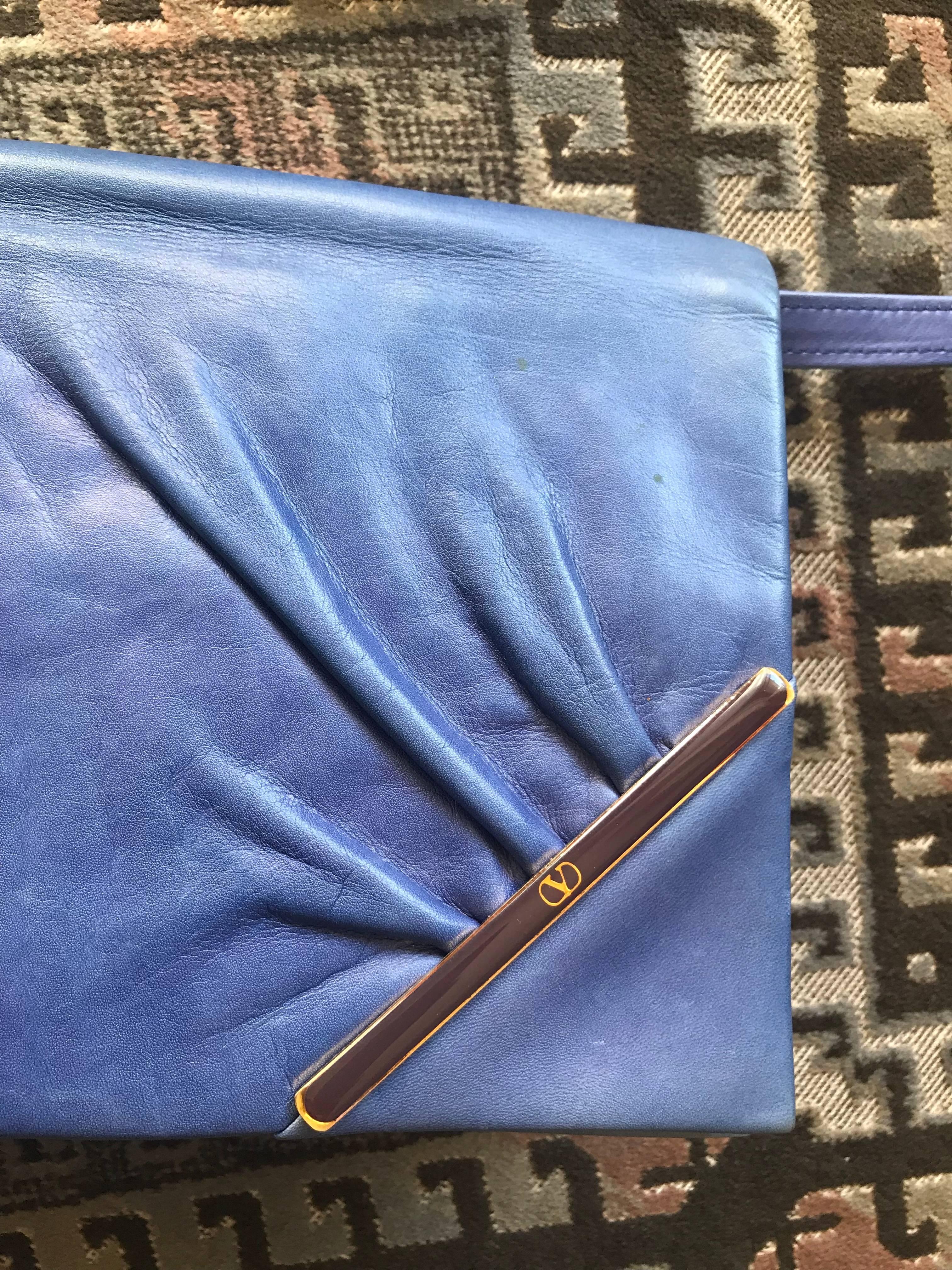 Vintage Valentino Garavani blue leather clutch shoulder bag with logo motif  For Sale 1