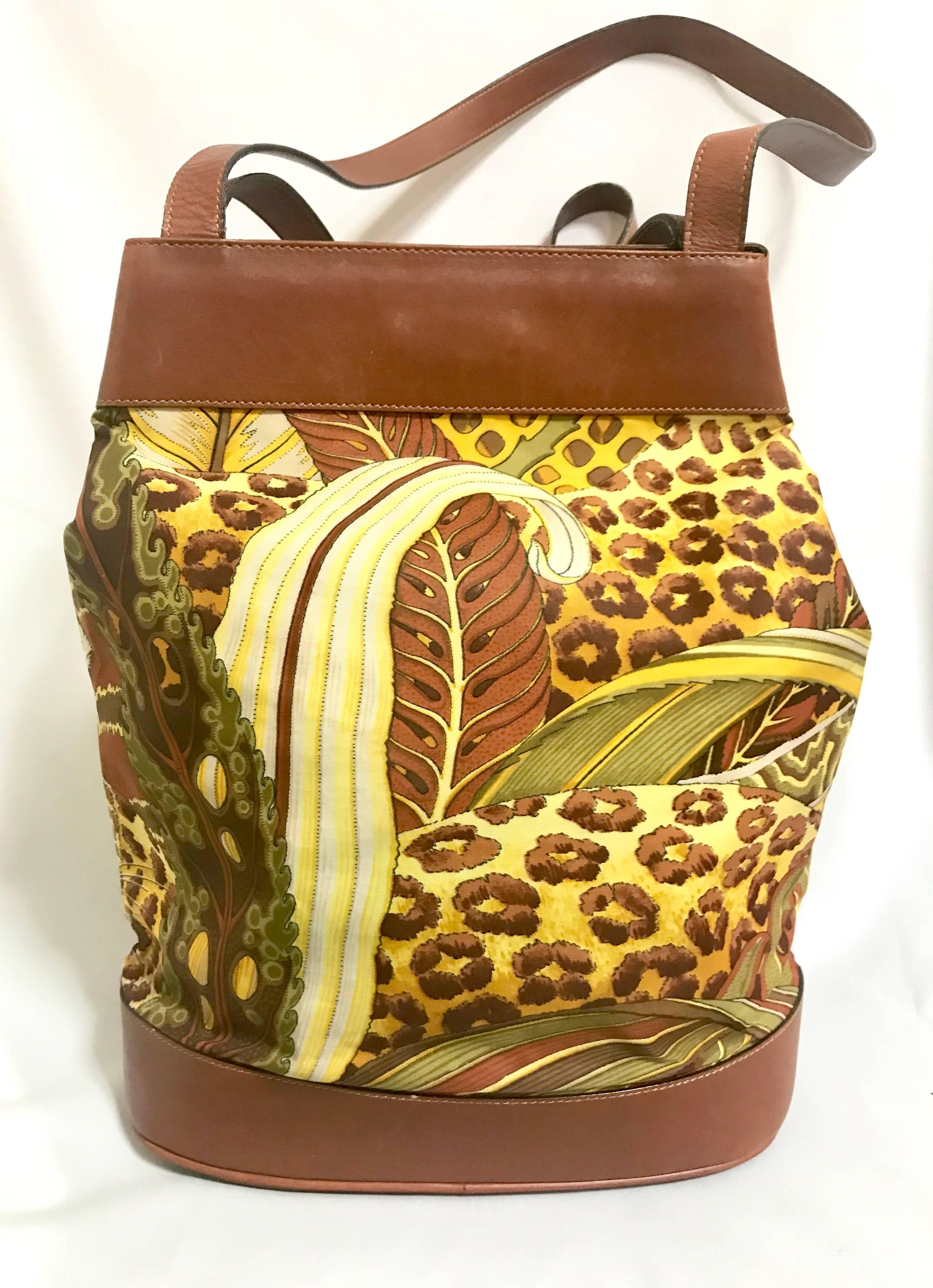 1990s. Vintage Salvatore Ferragamo leopard in safari jungle and brown leather hobo shoulder bag with golden gancini motif. Must have.

Introducing another unique and beautiful vintage bag from Salvatore Ferragamo back in the 90's.
Featuring 2