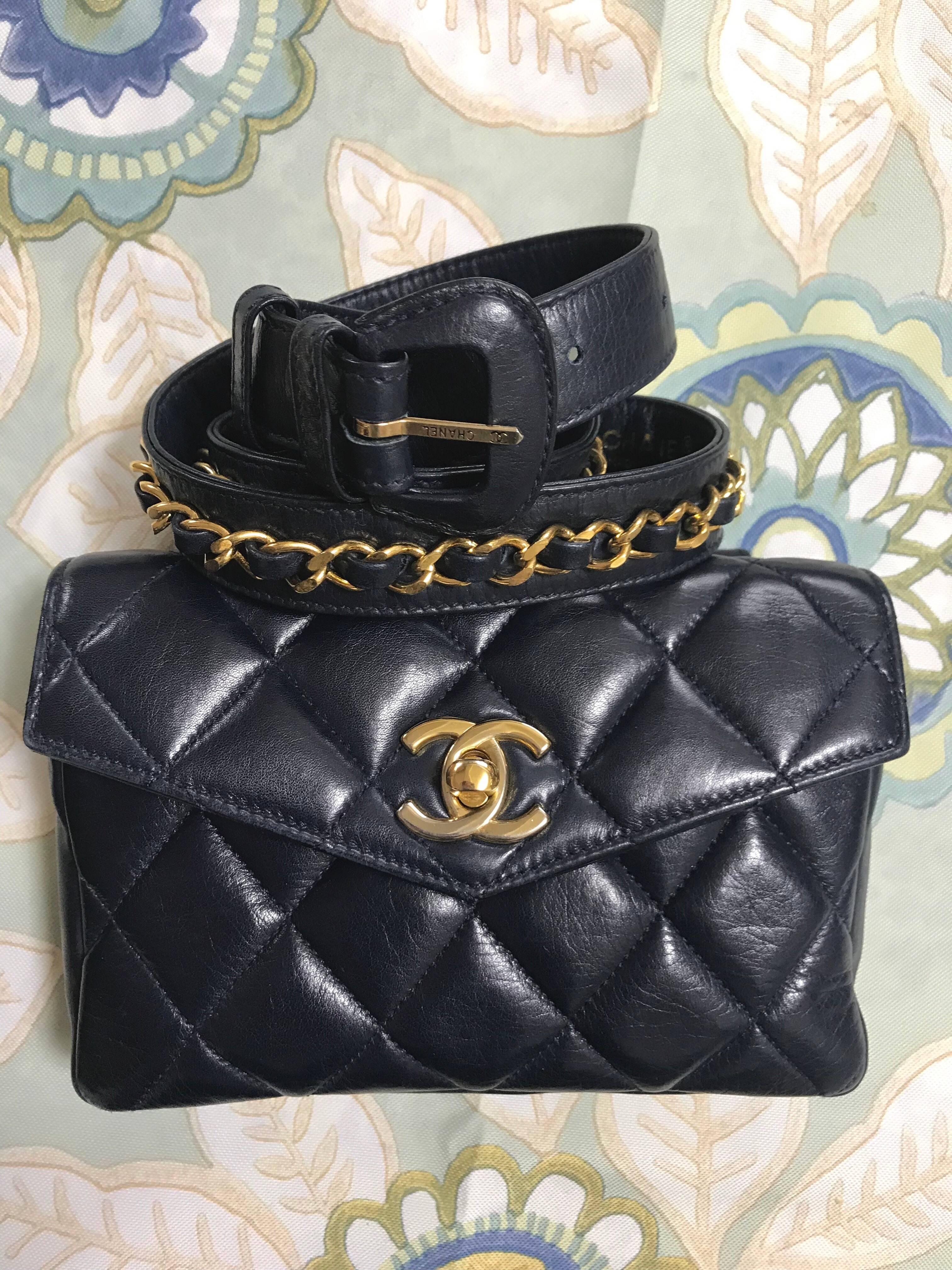 1980s. Vintage CHANEL navy lamb leather waist purse, fanny pack with golden chain belt and golden CC closure hock. 
Belt size  27" through 29.5" (69~75cm)

Vintage CHANEL navy lamb leather waist purse, fanny pack with golden chain belt and