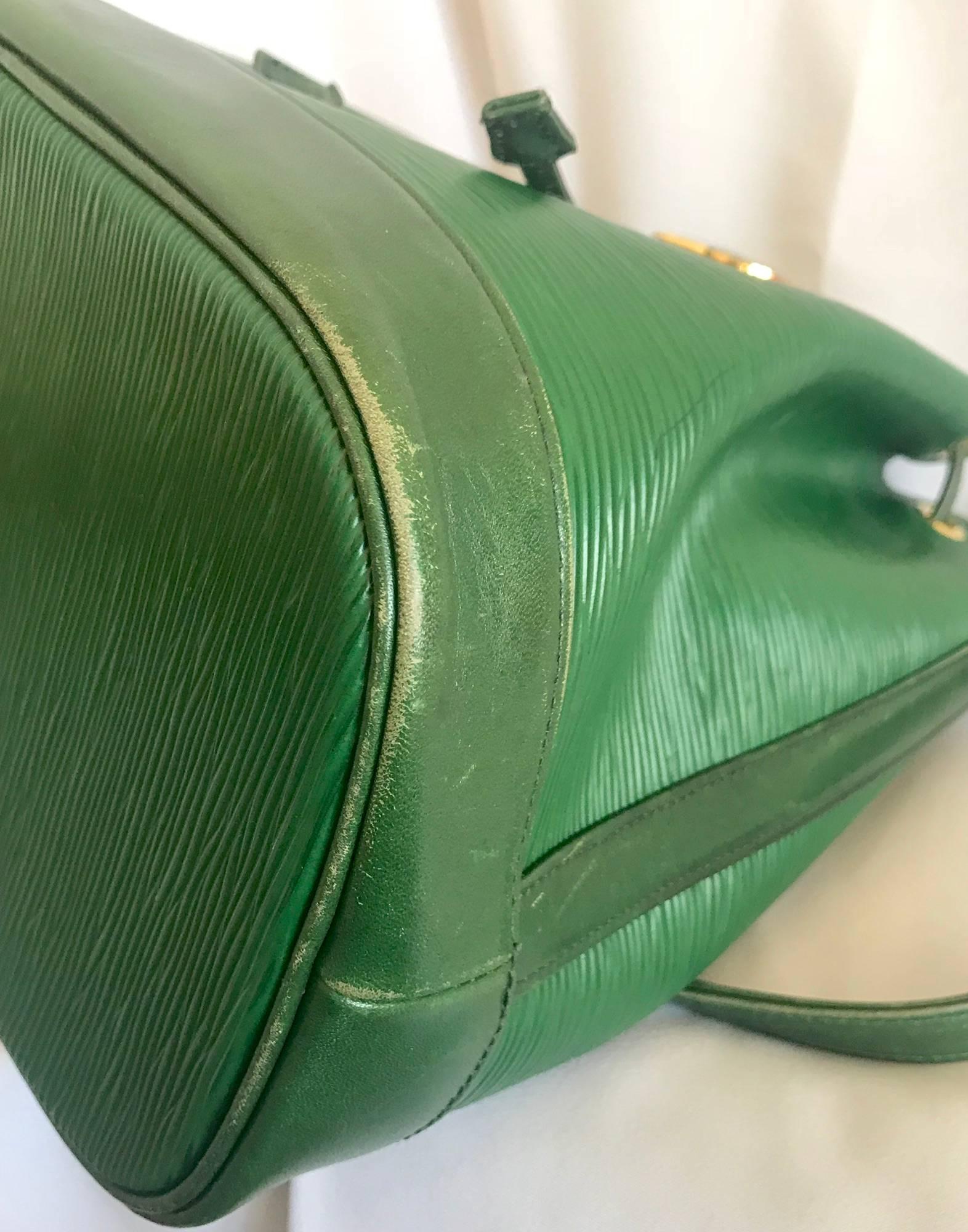 Women's or Men's Vintage Valentino Garavani green epi leather bucket NOE style shoulder bag.