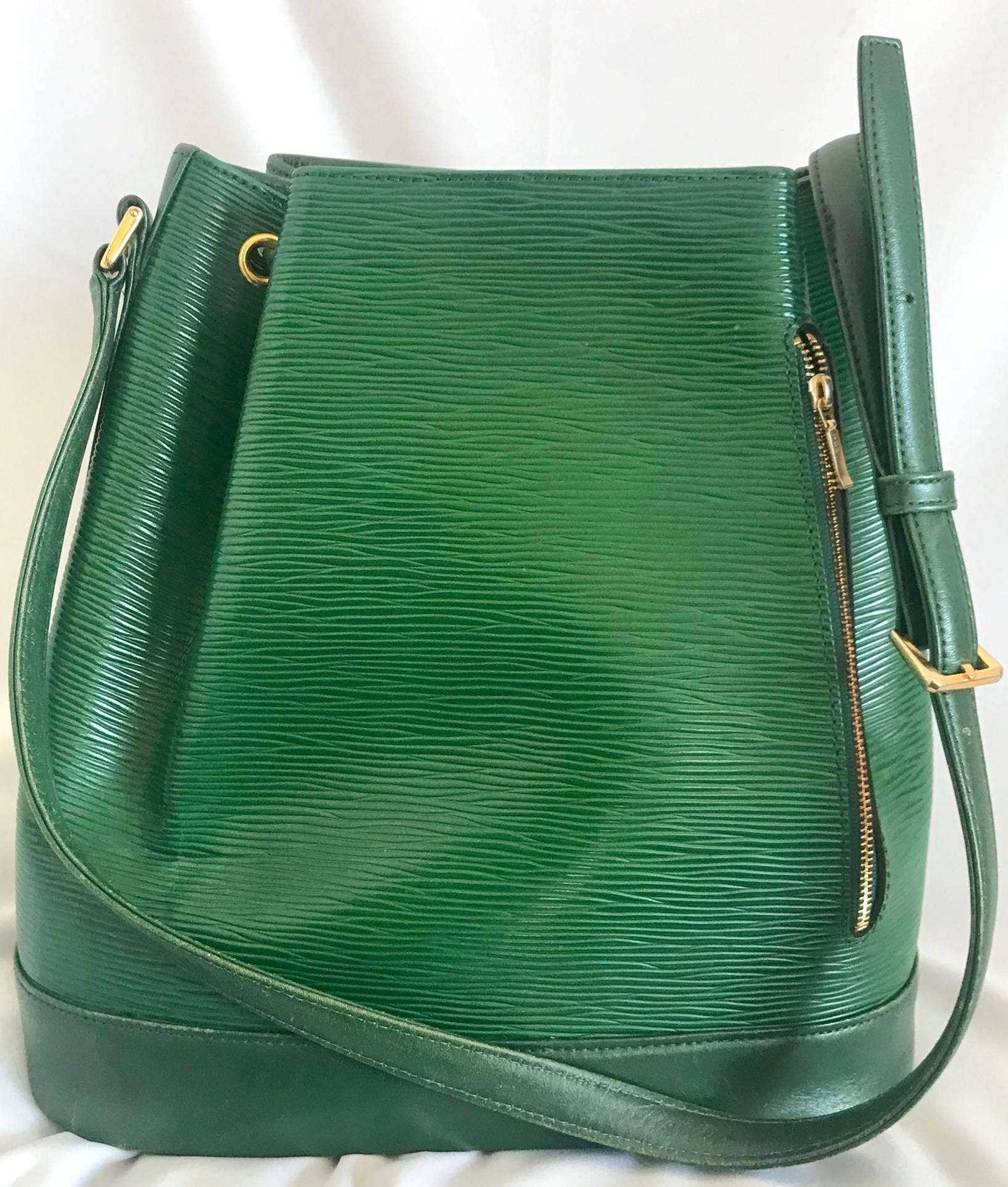 1990s. Vintage Valentino Garavani green epi leather  bucket NOE style shoulder bag with round V logo motif. Classic Valentino daily use purse.

Introducing another fabulous vintage shoulder bag from Valentino Garavani approx back in the early to mid