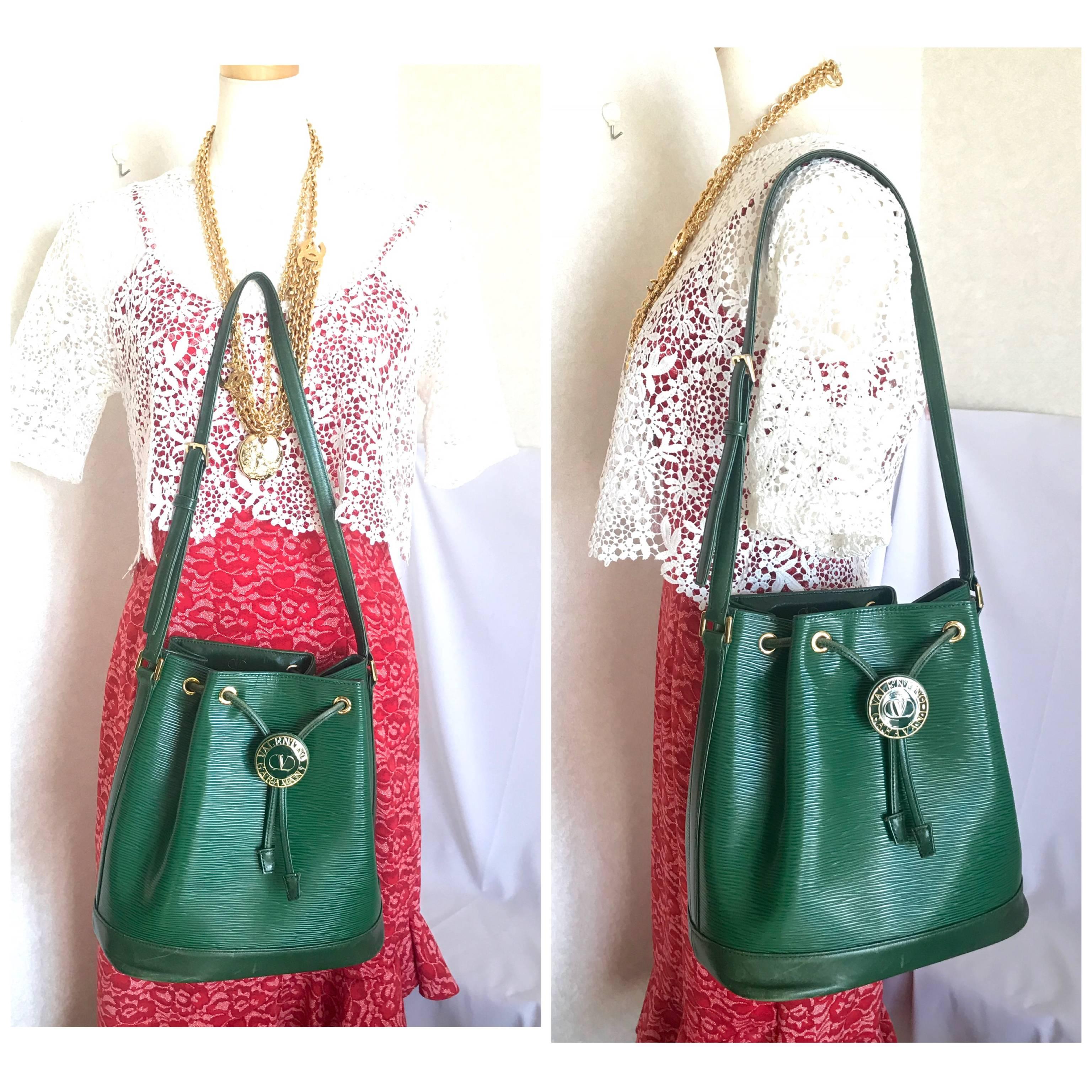 Vintage Valentino Garavani green epi leather bucket NOE style shoulder bag. 2
