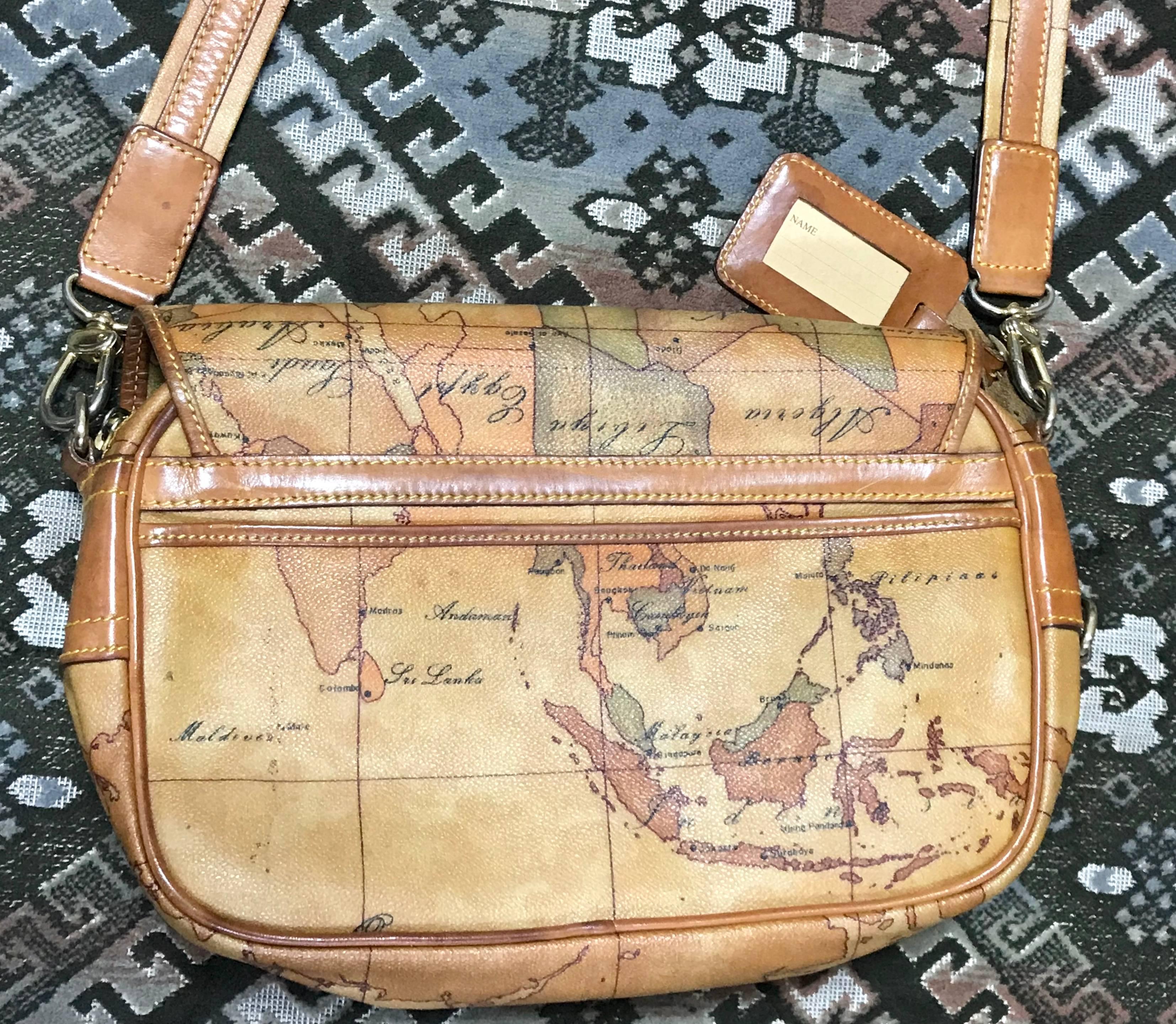 1990s. Vintage Alviero Martini  Prima Classe messenger type classic shoulder bag with a map print of Africa and Southeast Asia. Unisex use. 

Introducing another classic and daily use vintage shoulder bag from Alviero Martini, PRIMA CLASSE back in