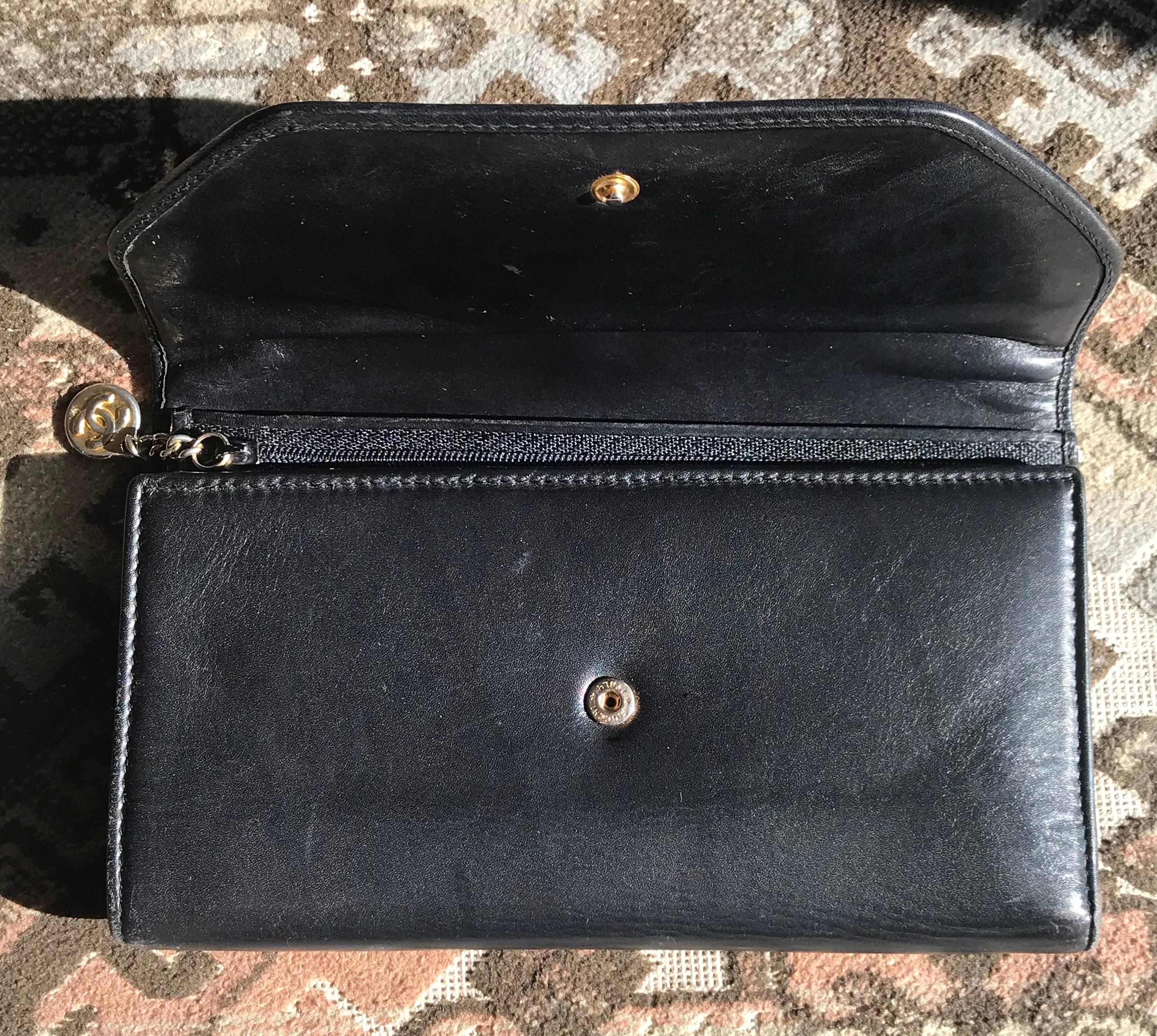 Vintage CHANEL black leather wallet with large CC stitch mark.  In Good Condition In Kashiwa, Chiba