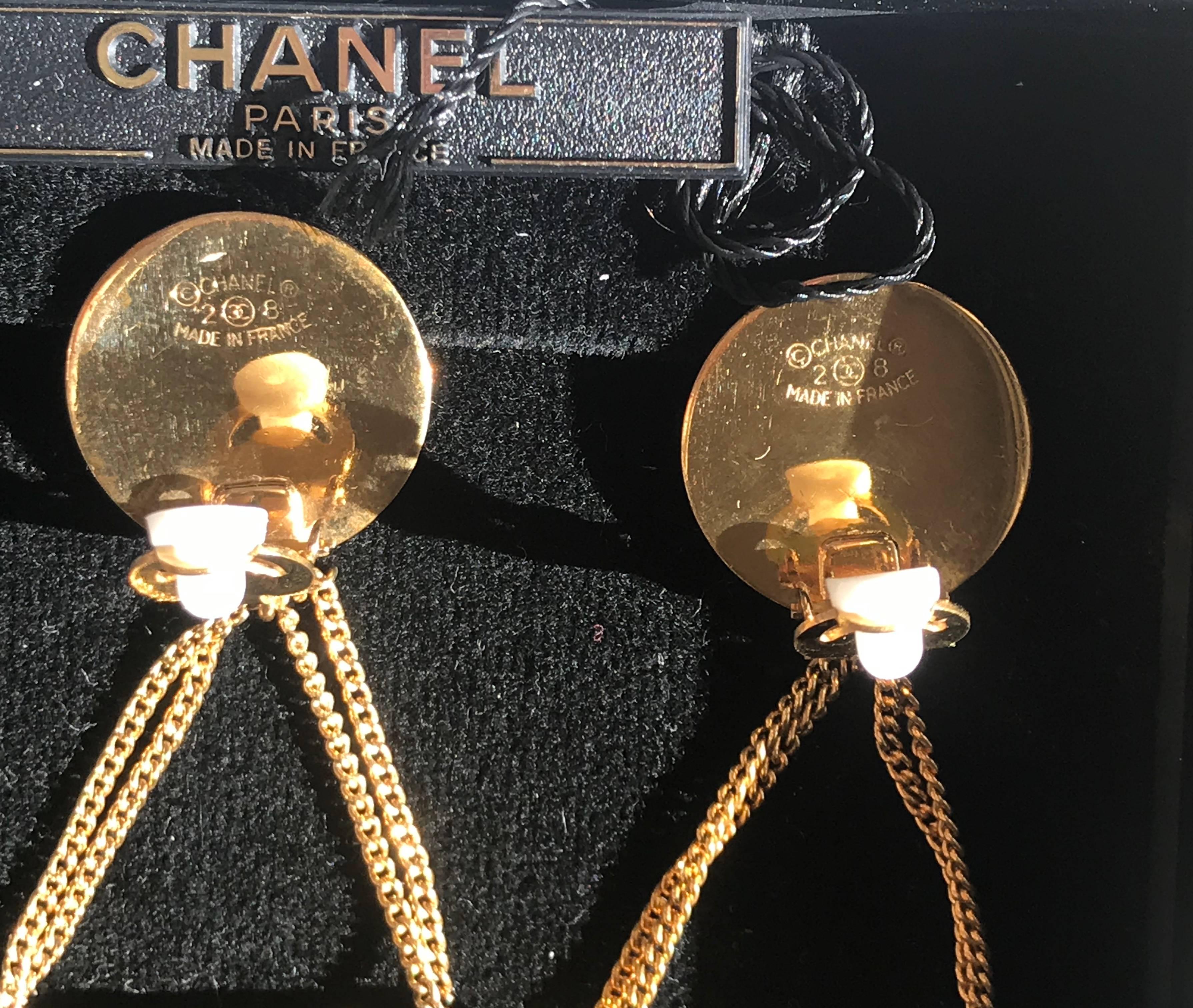 Vintage CHANEL classic 2.55 bag design dangling earrings with CC mark.  In Good Condition For Sale In Kashiwa, Chiba