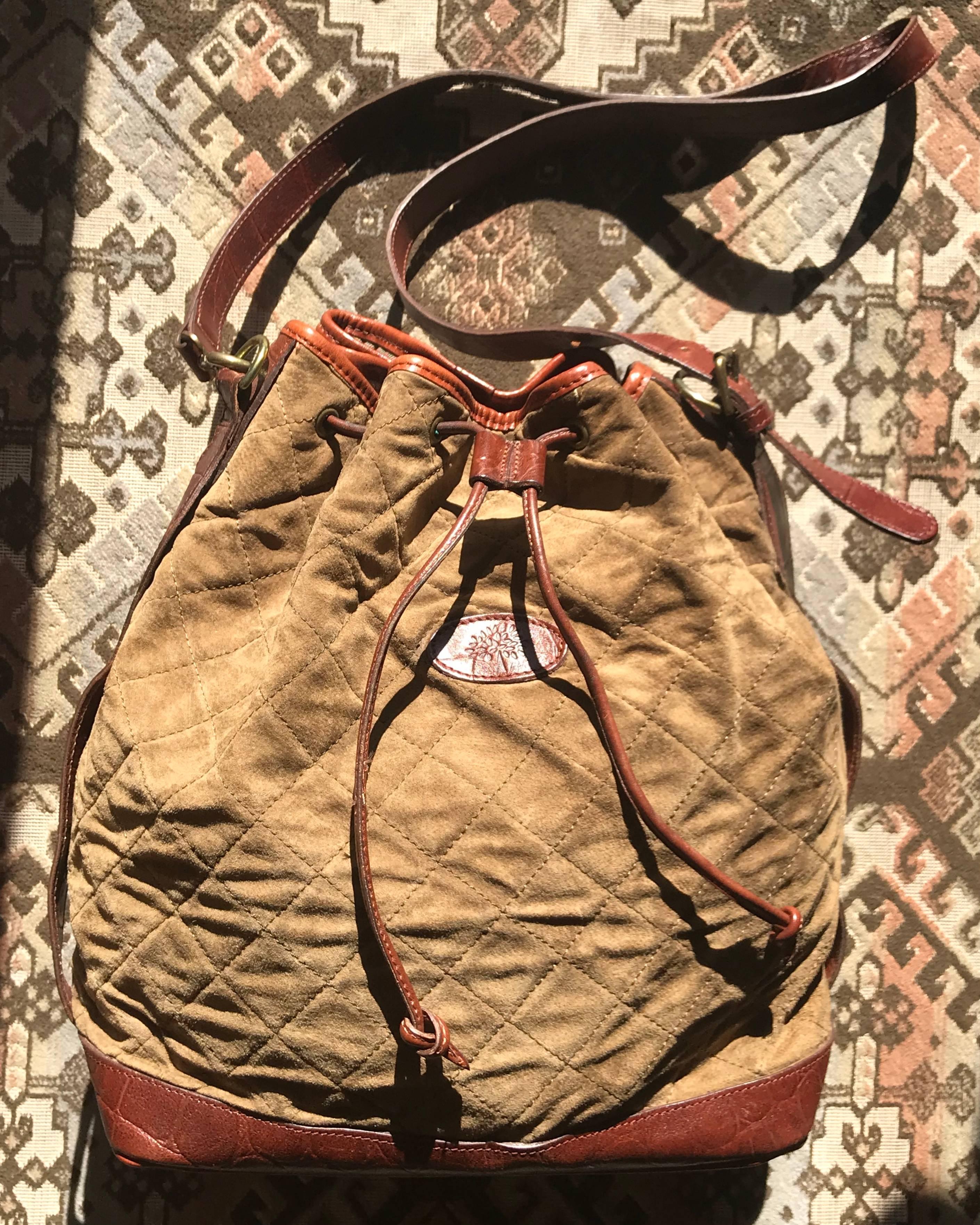 1990s. Vintage Mulberry brown khaki quilted suede leather bucket hobo bag with brown croc embossed shoulder strap. Unisex bag. Roger Saul era.

Introducing another beautiful vintage  masterpiece from Mulberry back in the early 90’s, Roger Saul