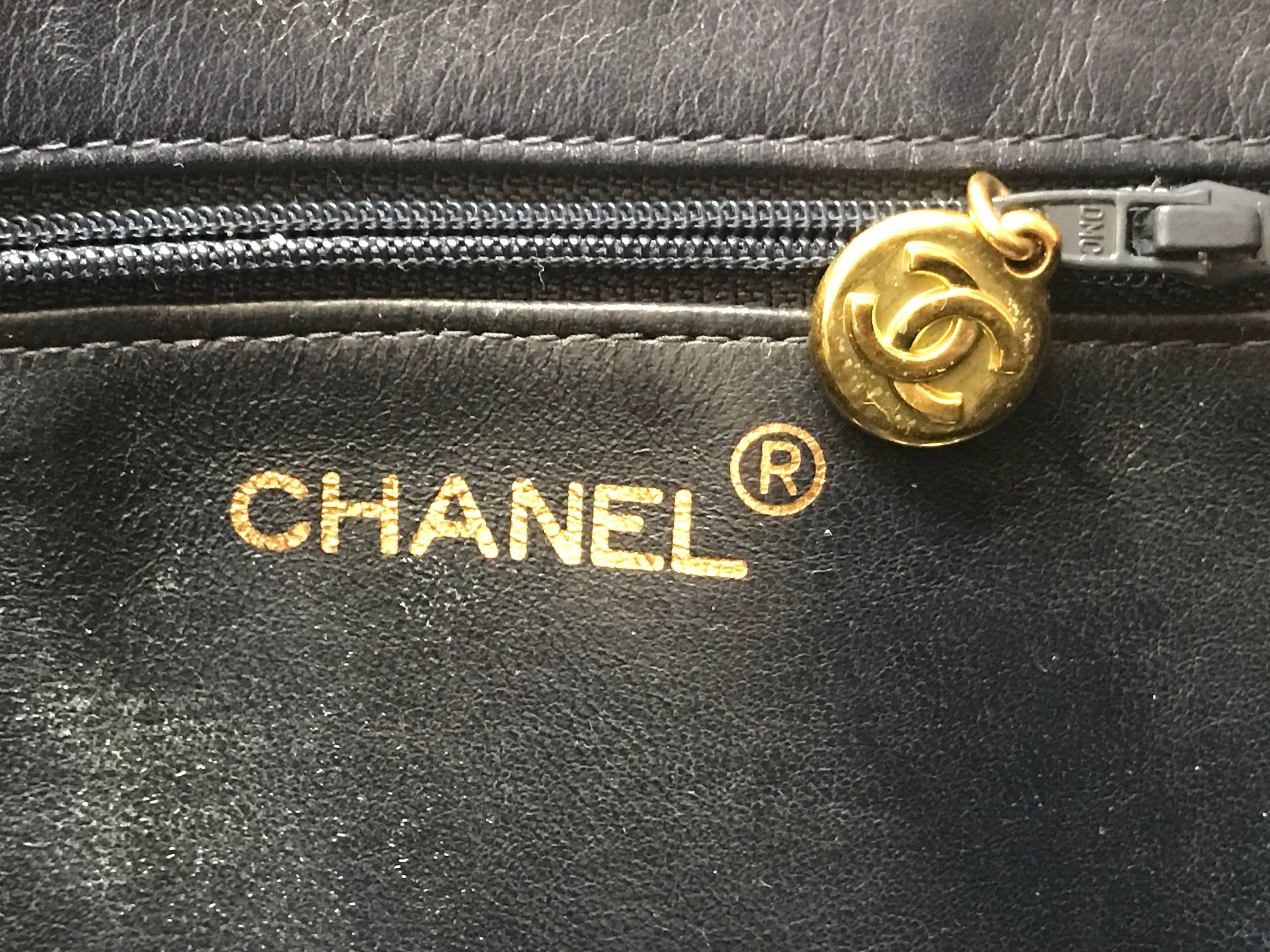 Vintage CHANEL navy calfskin large golden chain shoulder tote bag with large CC. In Good Condition In Kashiwa, Chiba