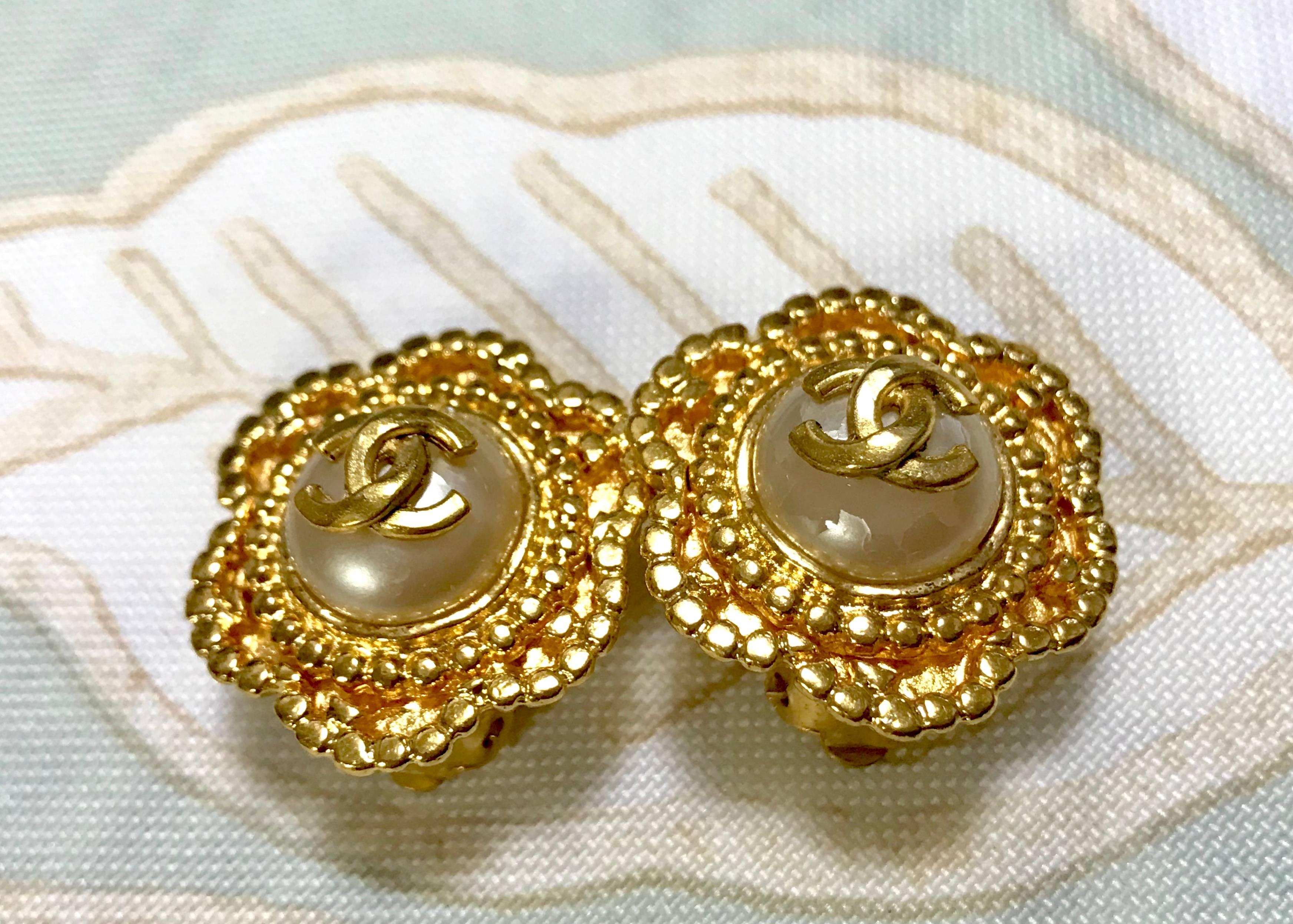 Vintage CHANEL golden six petal flower design earrings. CC mark and faux pearl.  In Good Condition In Kashiwa, Chiba