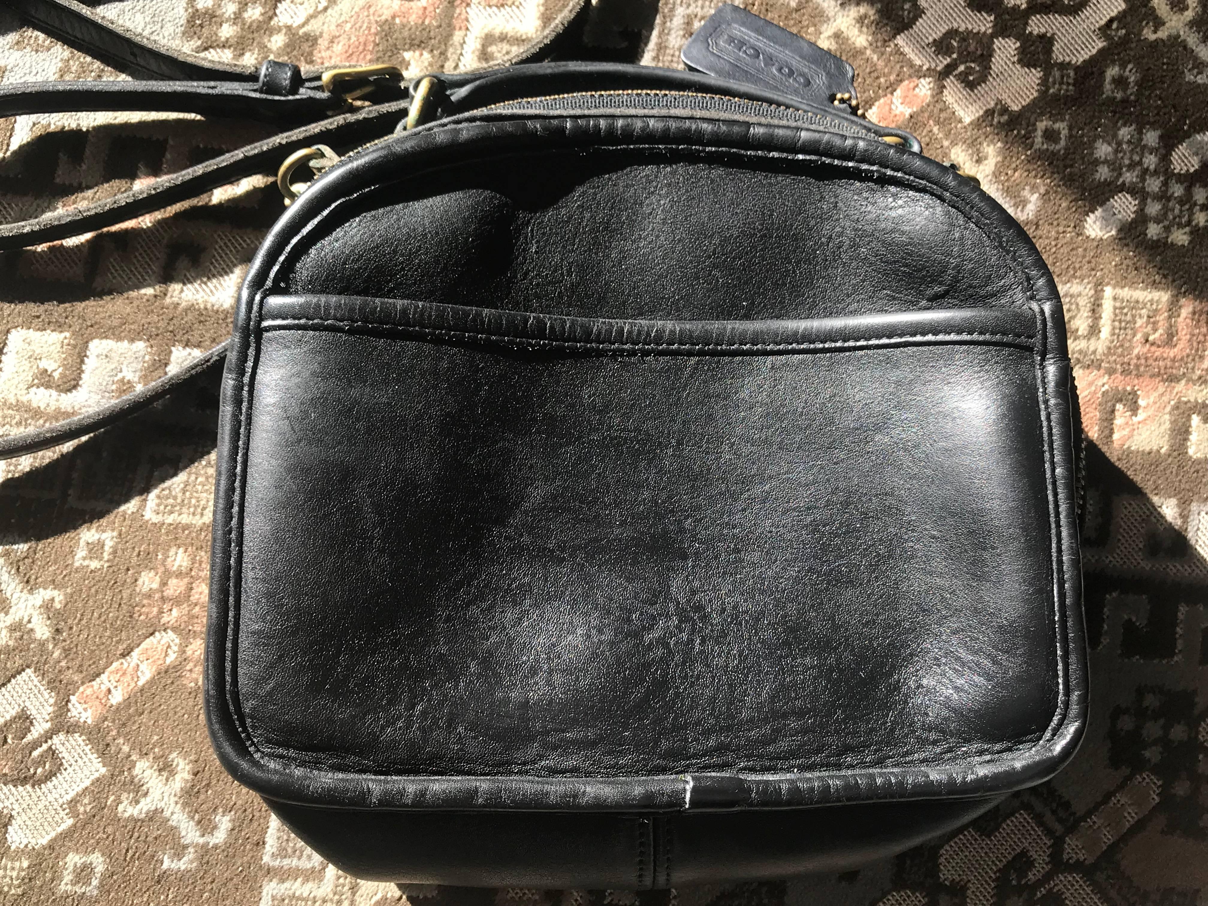 1980s. Vintage COACH genuine black leather oval lunchbox shape shoulder bag. Made in USA

This is a vintage piece of COACH in the 80’s through early 90’s. 
You will love its lovely oval lunch box shape!
It has the original COACH’s atmosphere back in