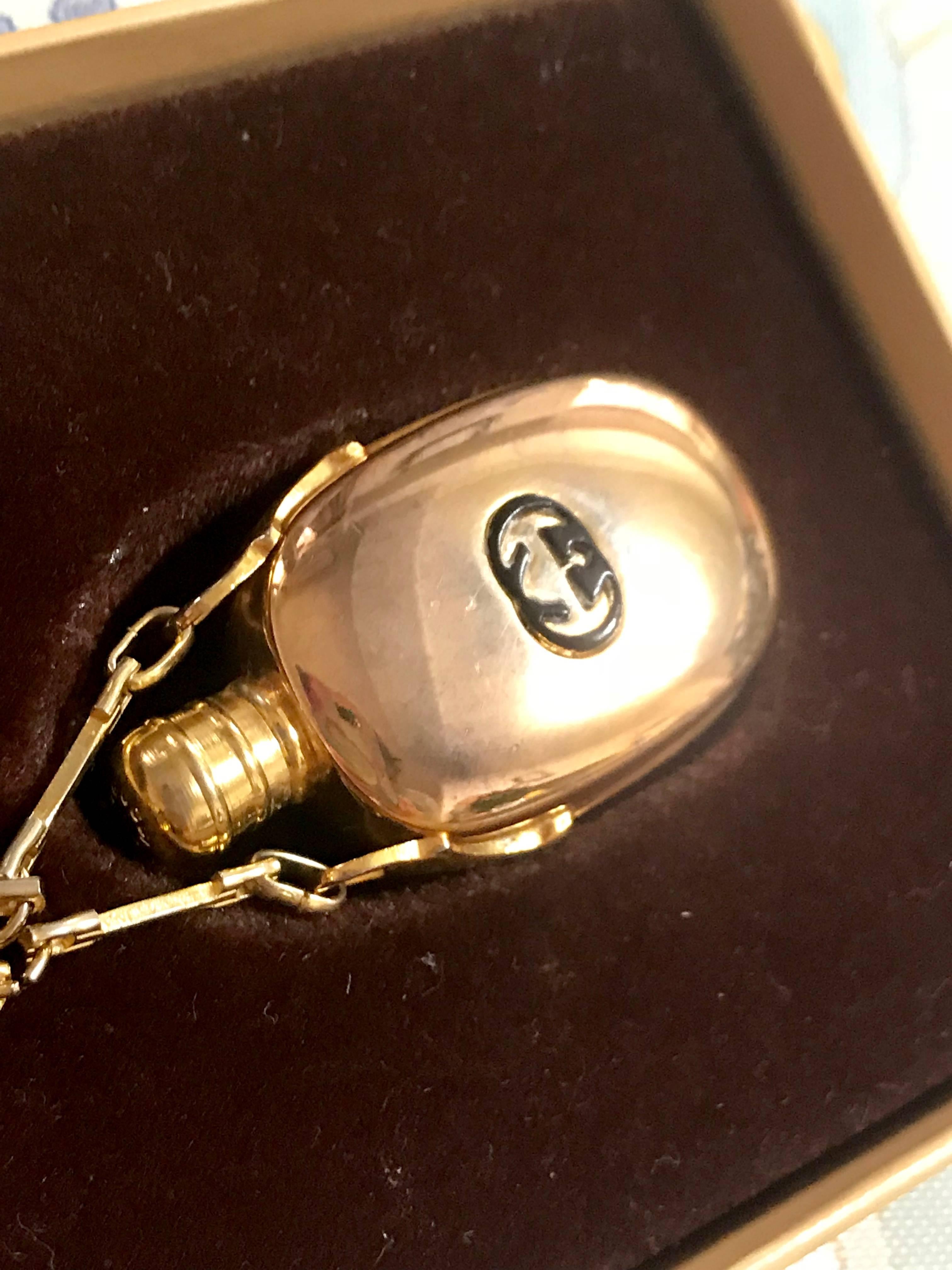 1980s. Vintage Gucci golden perfume bottle necklace with logo mark on top. Gorgeous rare masterpiece from 80's.

Introducing a rare vintage perfume bottle necklace with the iconic mark at front from Gucci in the 80's.
Would be a perfect vintage