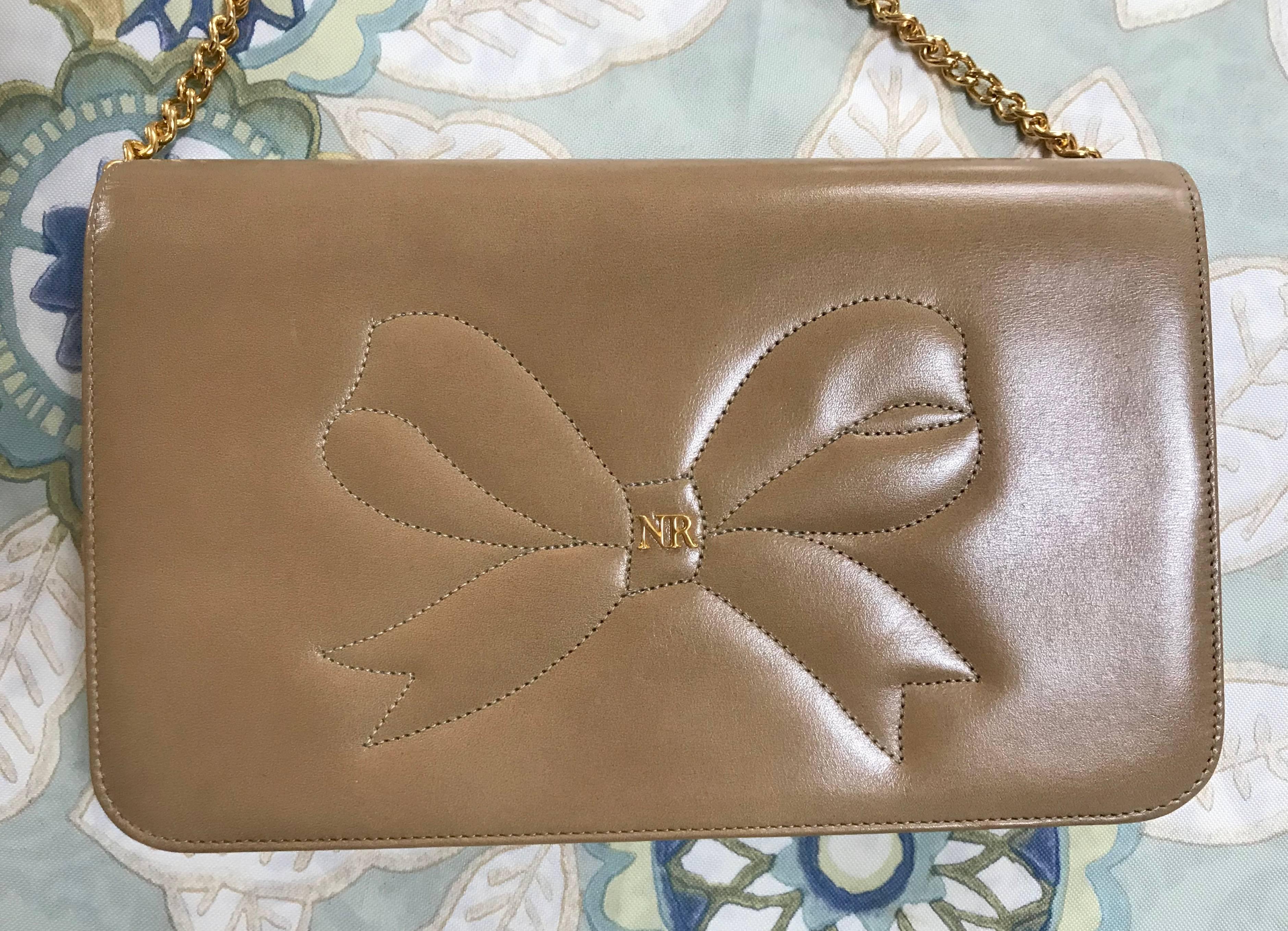 1990s. NEW, MINT. Vintage Nina Ricci beige leather clutch shoulder bag with a large bow stitch and golden chain. Perfect party purse. 

Introducing another cutest and rare vintage purse from Nina Ricci. A beige leather chain shoulder clutch shoulder