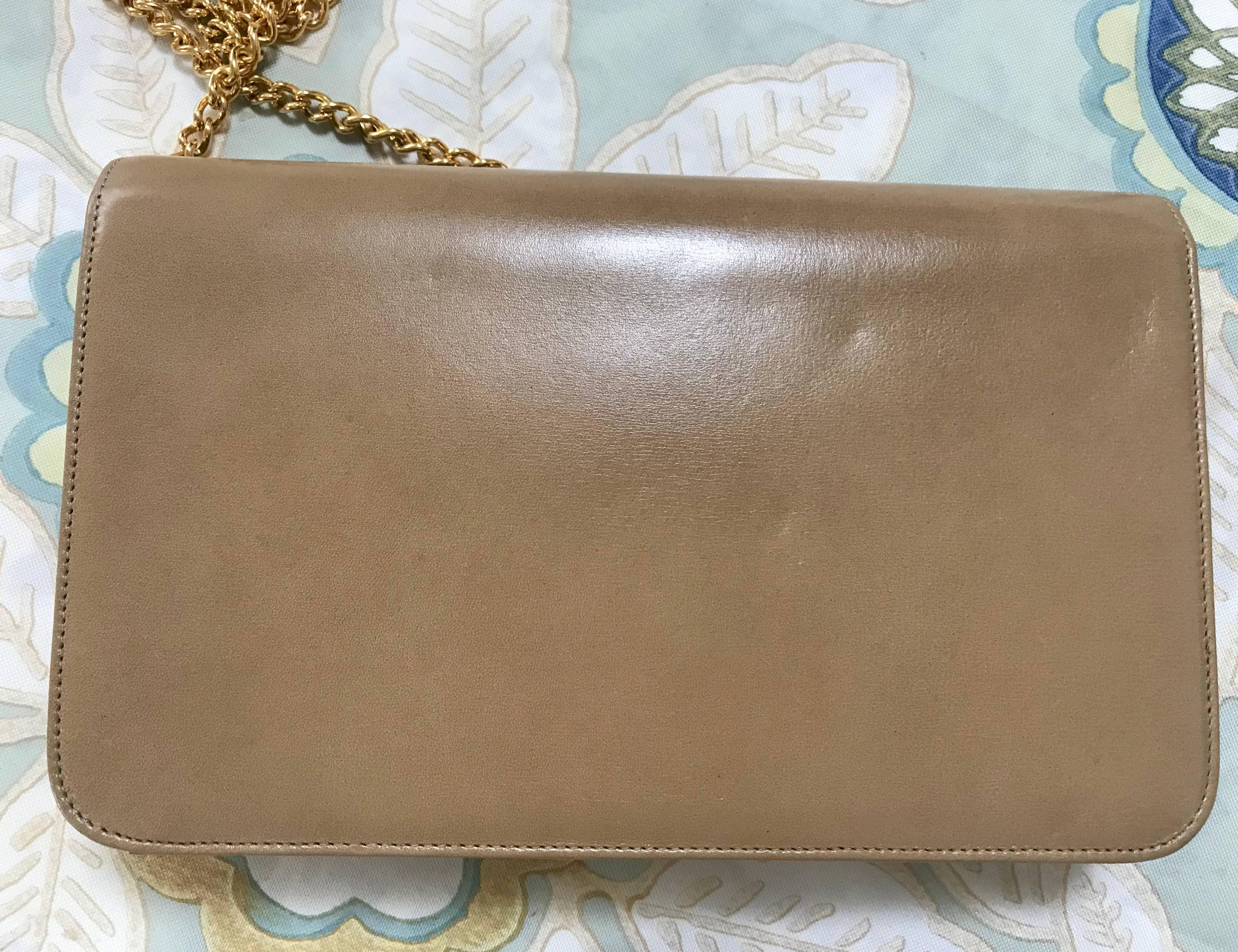 Beige NEW with tag, MINT. Vintage Nina Ricci beige clutch shoulder bag with bow stitch For Sale
