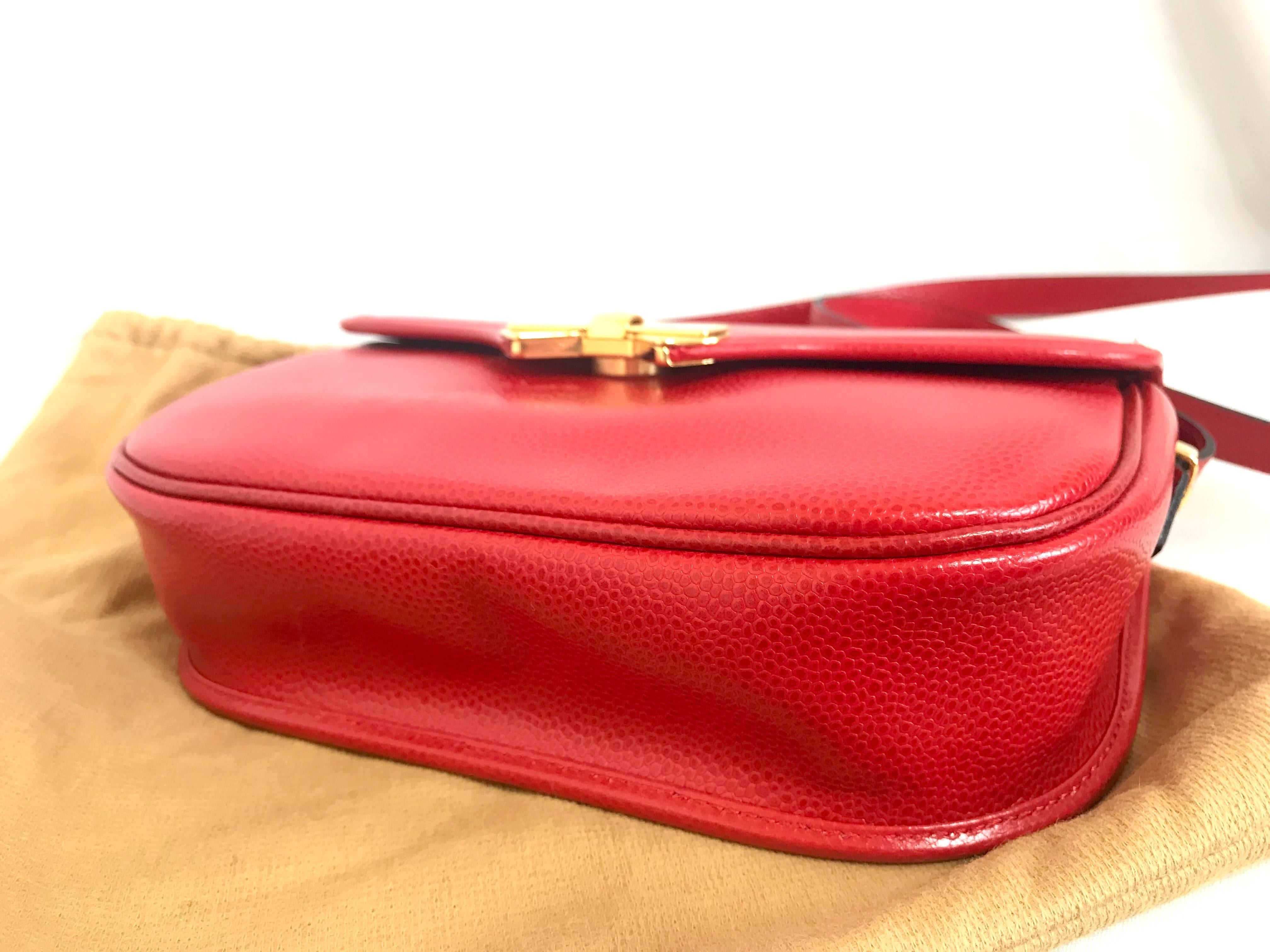Red MINT. Vintage Nina Ricci red grained leather shoulder bag with golden logo bow For Sale