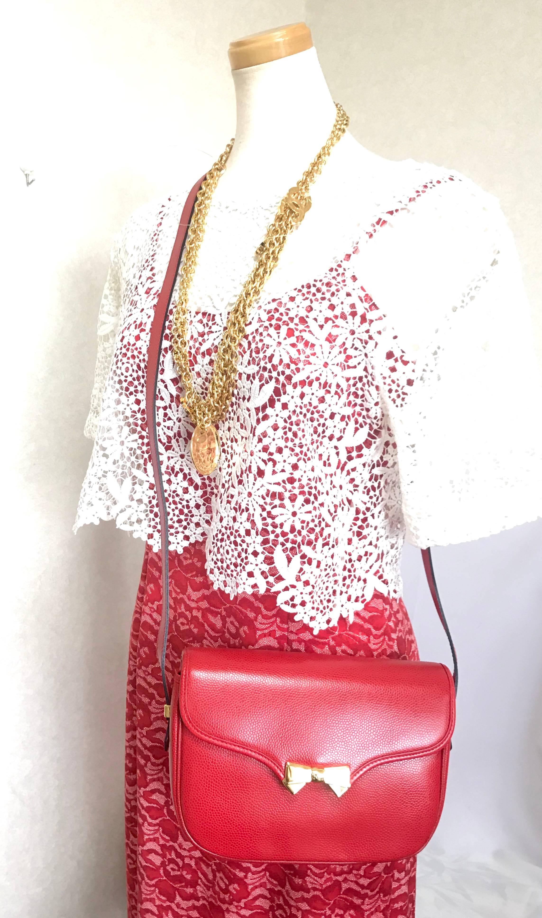 MINT. Vintage Nina Ricci red grained leather shoulder bag with golden logo bow For Sale 2