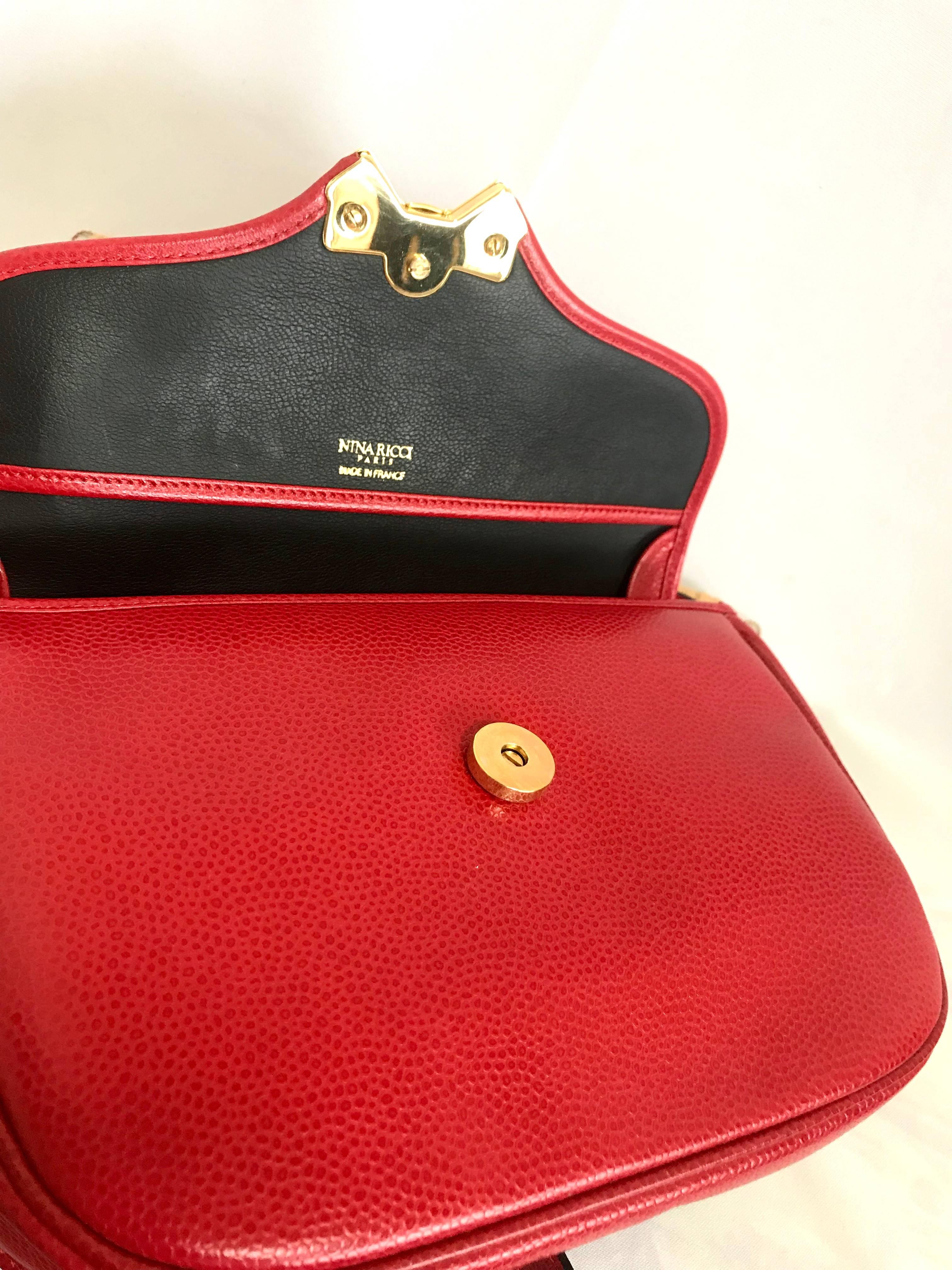 Women's MINT. Vintage Nina Ricci red grained leather shoulder bag with golden logo bow For Sale