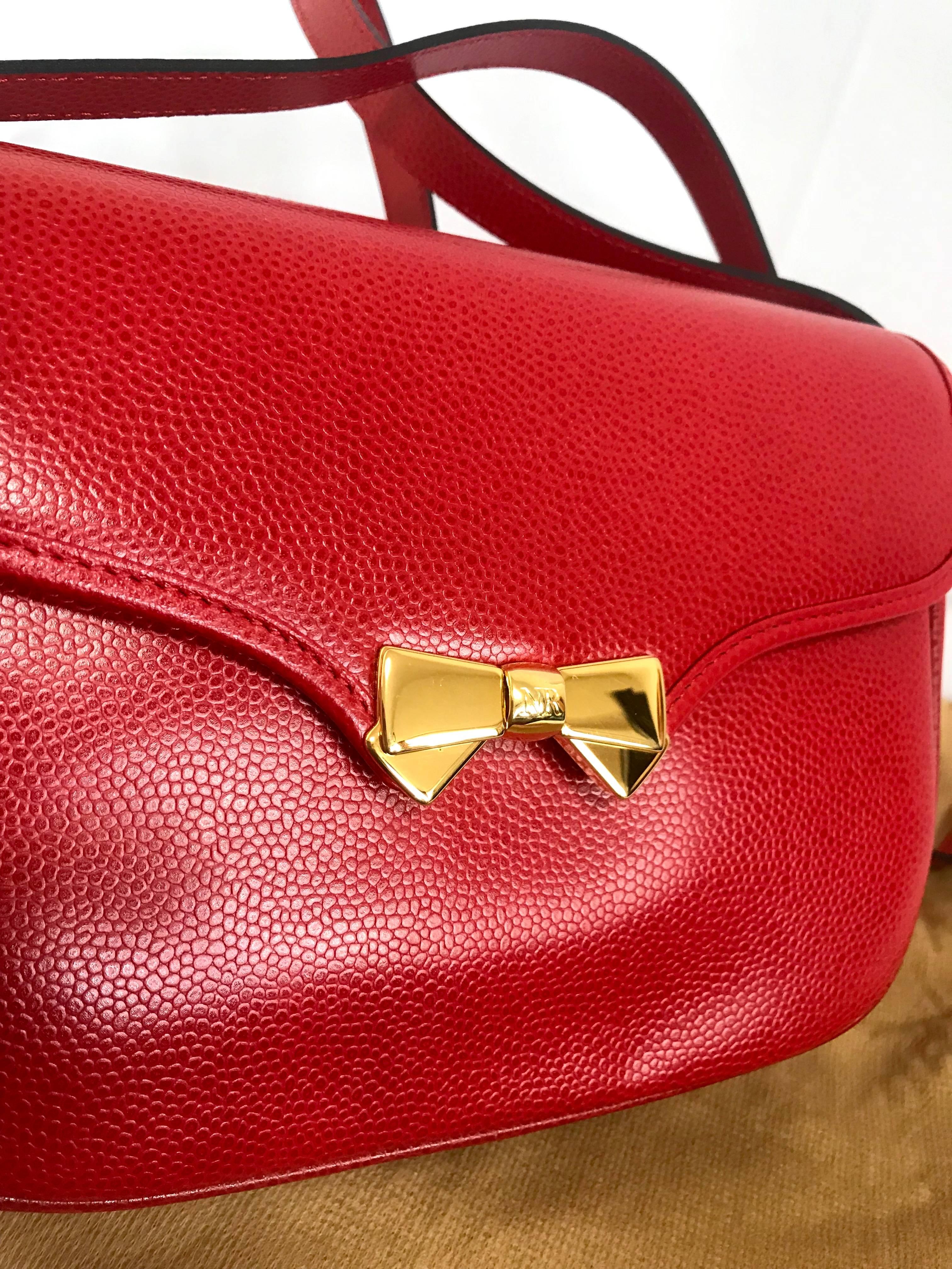 MINT. Vintage Nina Ricci red grained leather shoulder bag with golden logo bow In New Condition For Sale In Kashiwa, Chiba