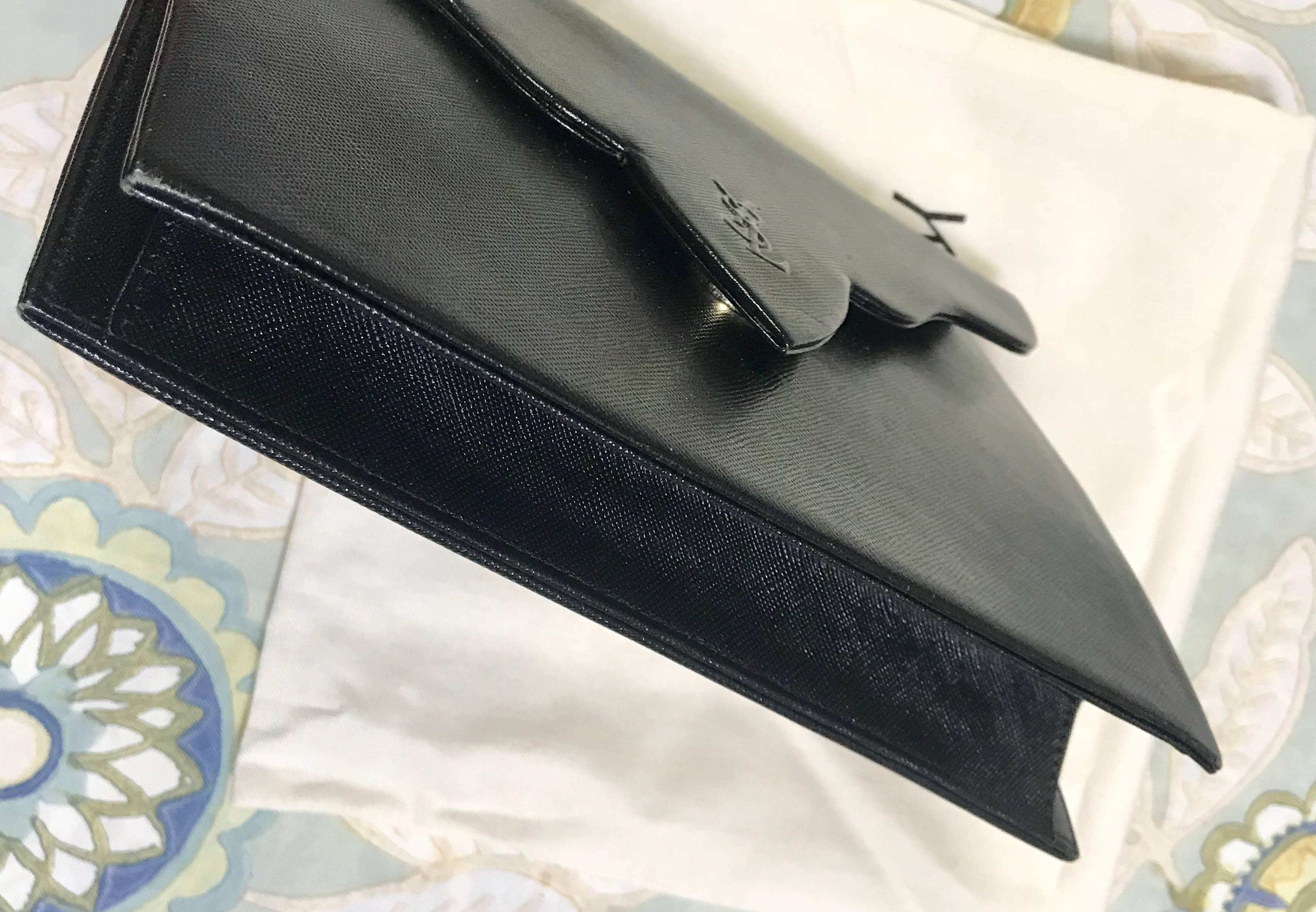 Vintage Yves Saint Laurent genuine black leather clutch purse with beak tip flap In Good Condition In Kashiwa, Chiba