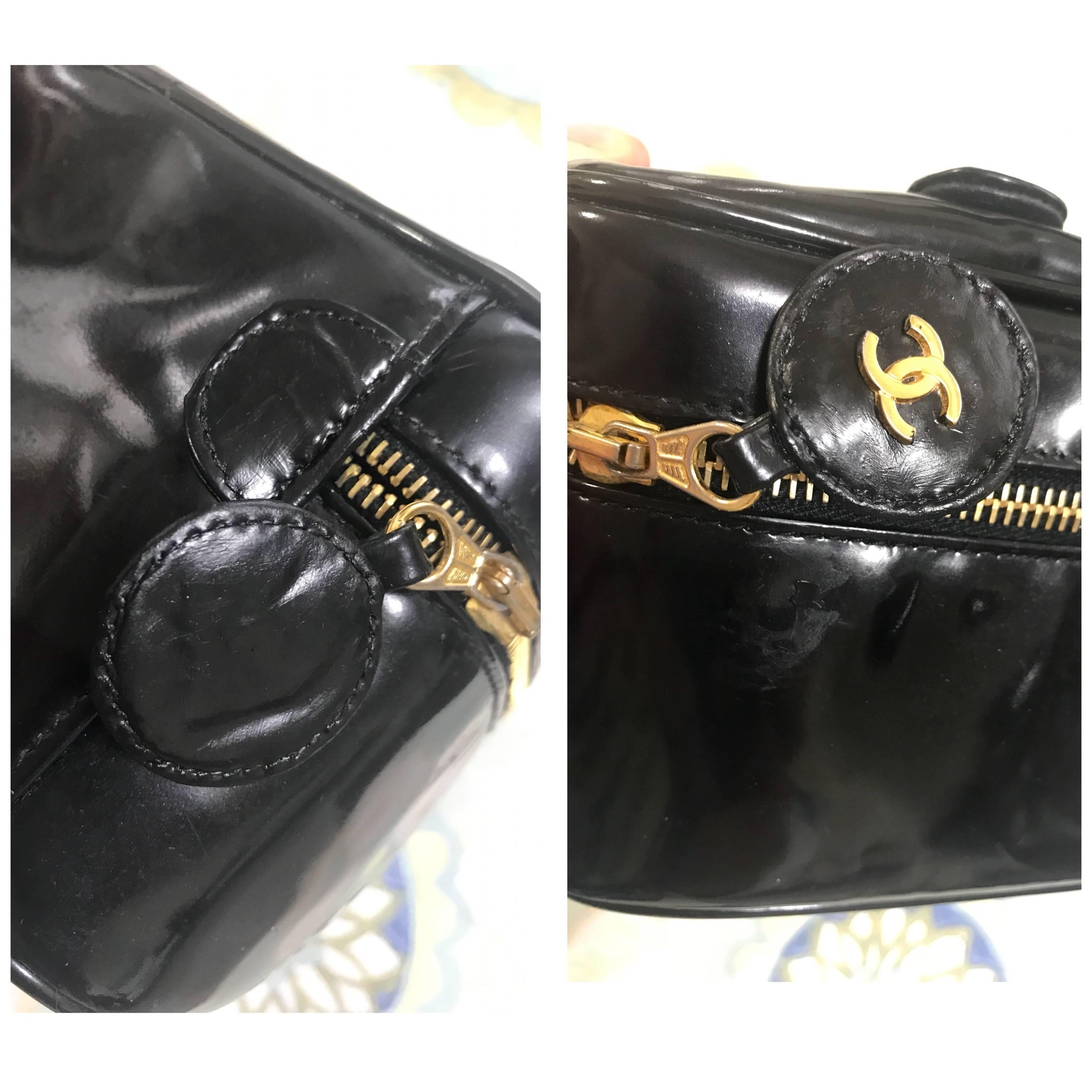 Chanel Vintage patent enamel cosmetic and toiletry black pouch purse with CC. In Good Condition For Sale In Kashiwa, Chiba