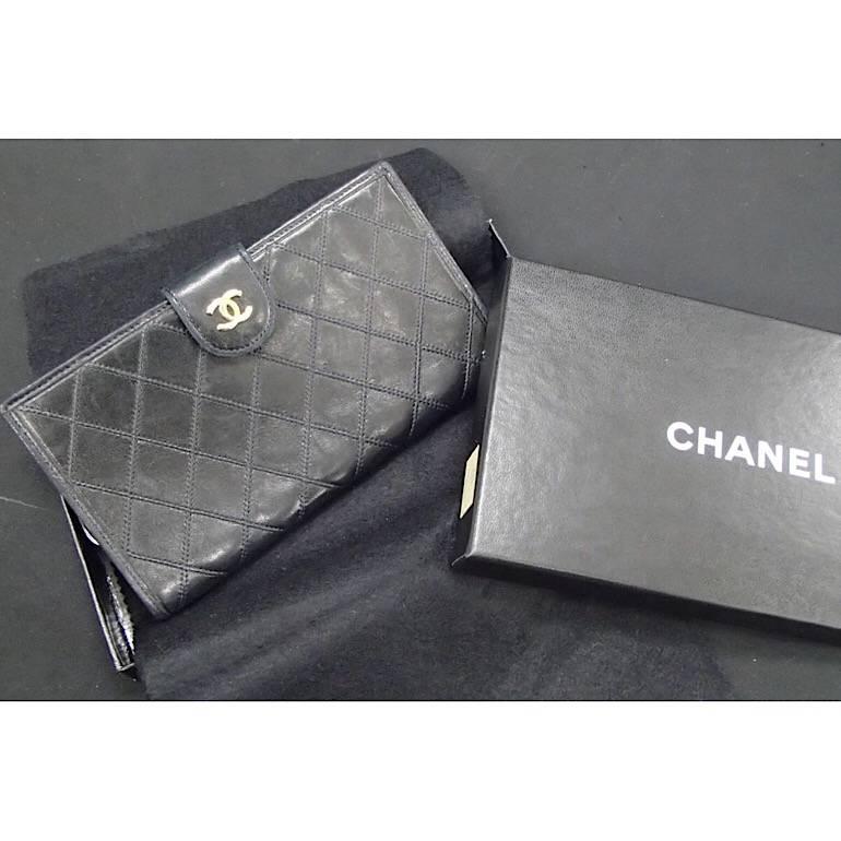 1999s. Vintage CHANEL black leather wallet with golden CC motif. Classic vintage CHANEL purse. Bill, coin case. Unisex.

This is a CHANEL vintage wallet in black calfskin from the 90's. 
Featuring a gold tone CC mark motif at the front, and the logo