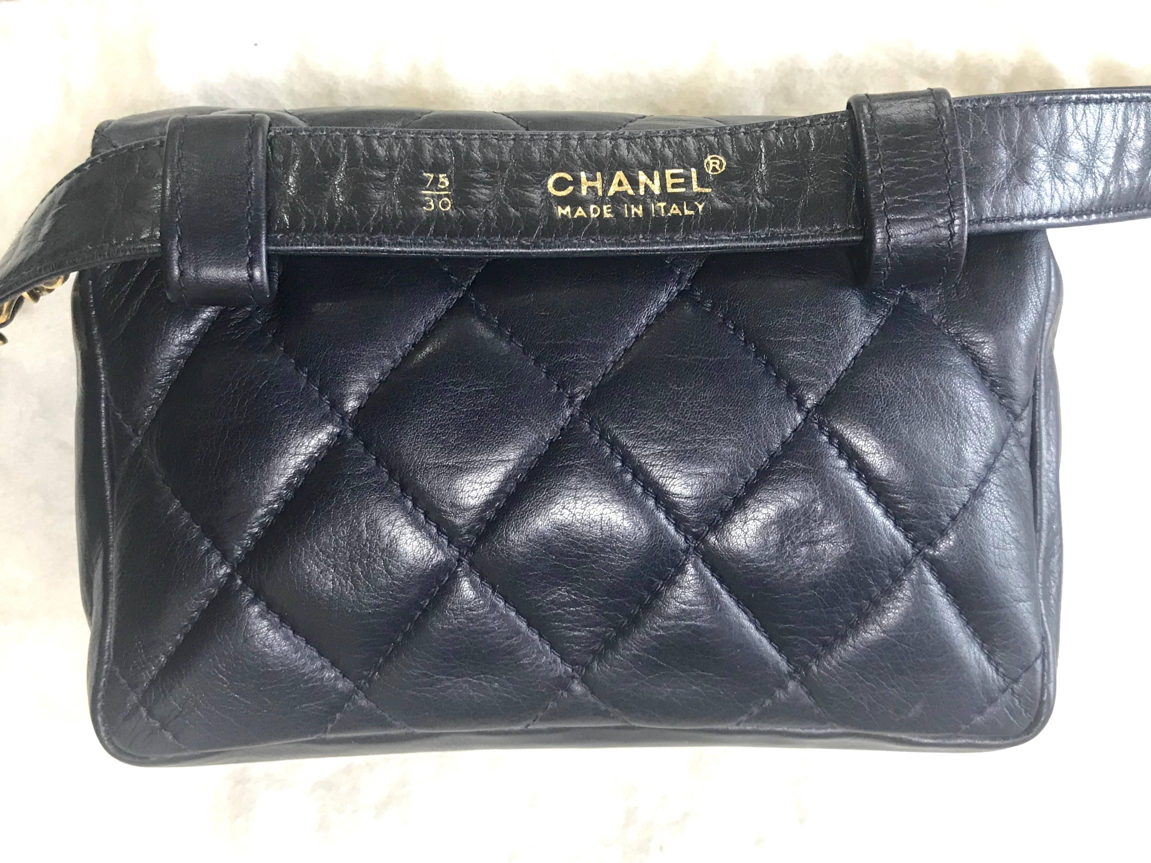 Chanel Vintage navy lamb waist bag fanny pack with golden chain belt and CC. In Good Condition For Sale In Kashiwa, Chiba