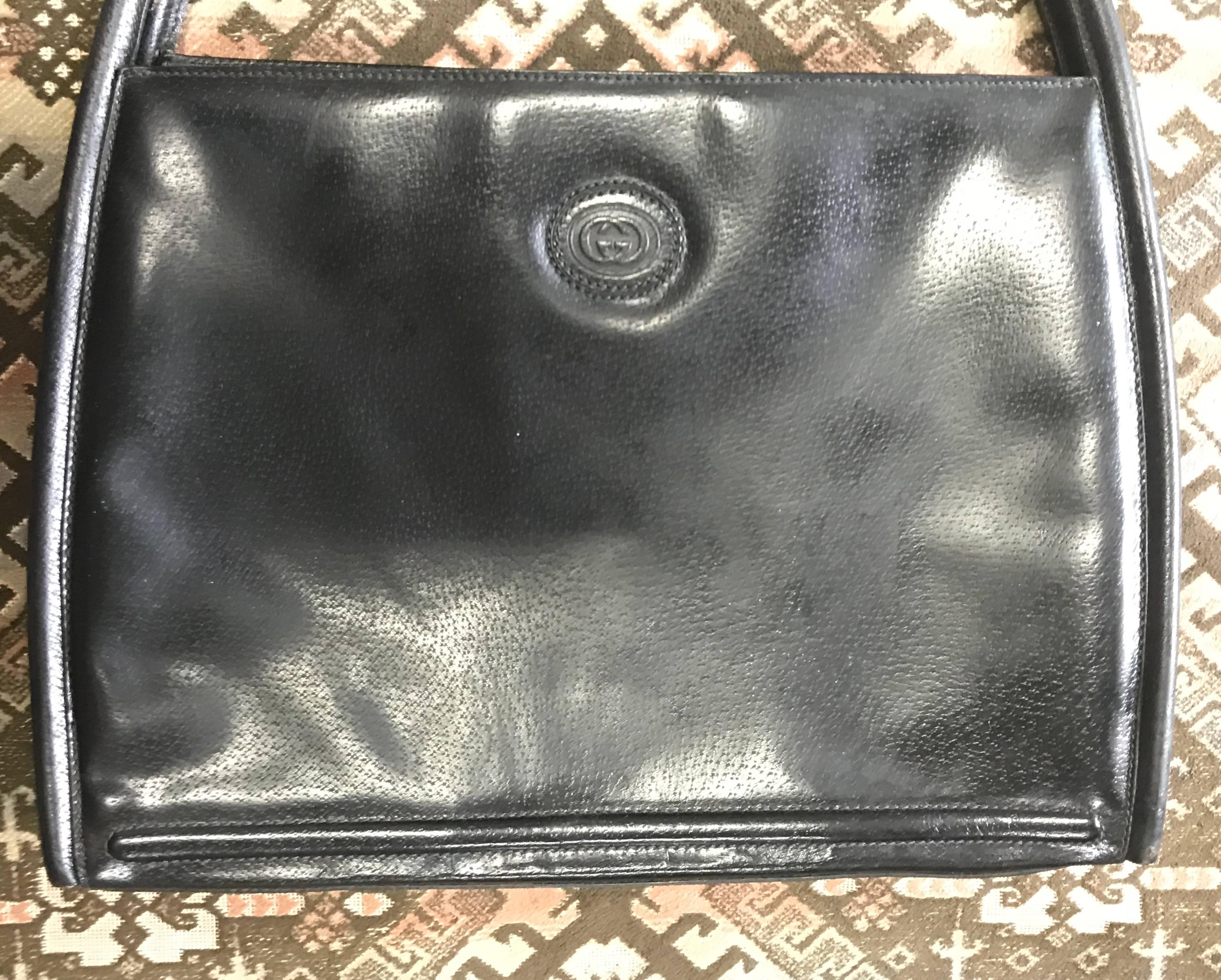 1980s. Vintage Gucci black pigskin large trapezoid shape shoulder bag with embossed GG mark. Classic leather purse for daily use.


Here is another classic and modest piece from GUCCI back in the 80's. Genuine pigskin black shoulder bag in unique
