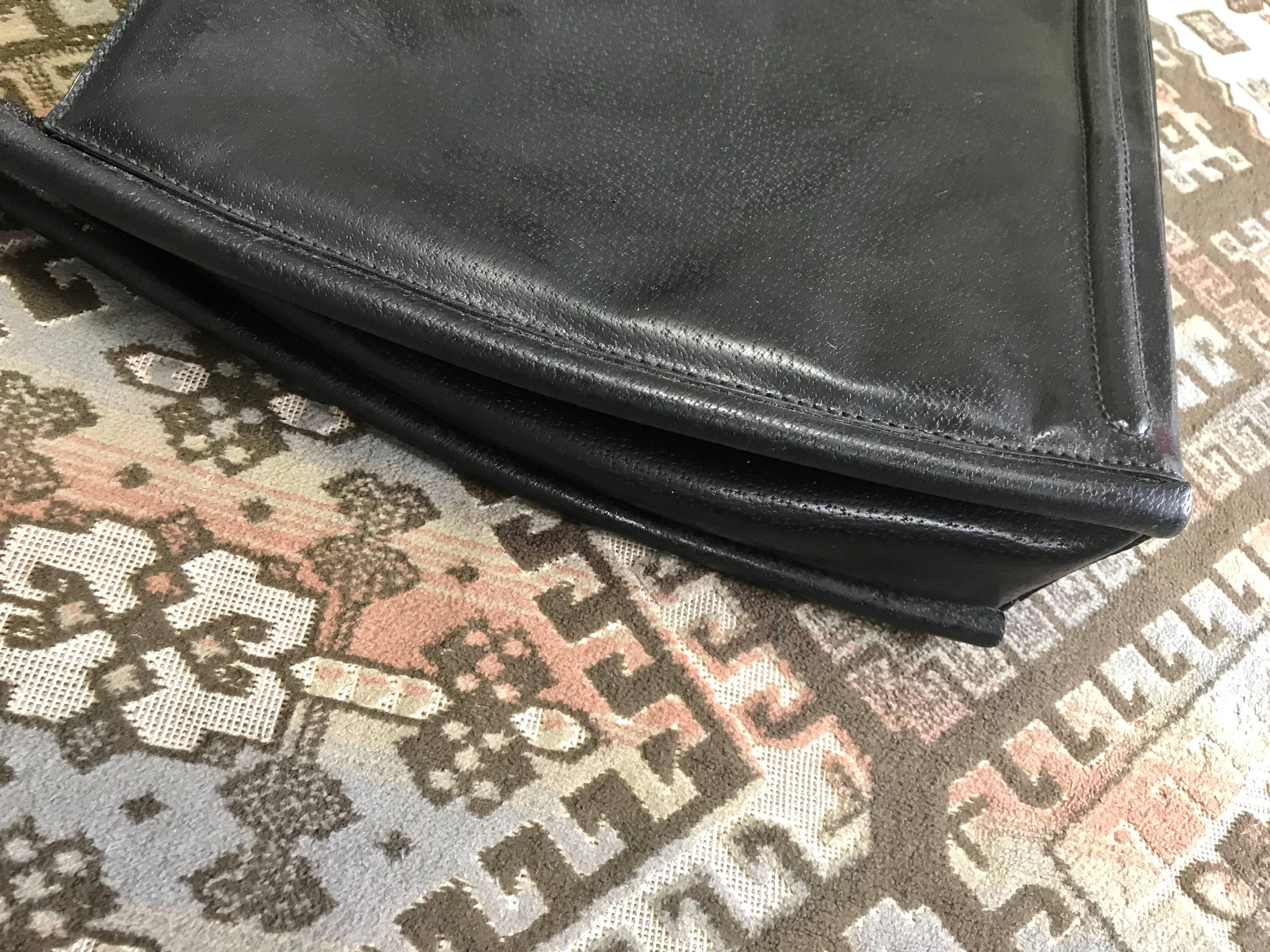 Women's Vintage Gucci black pigskin large trapezoid shape shoulder bag with embossed GG. For Sale
