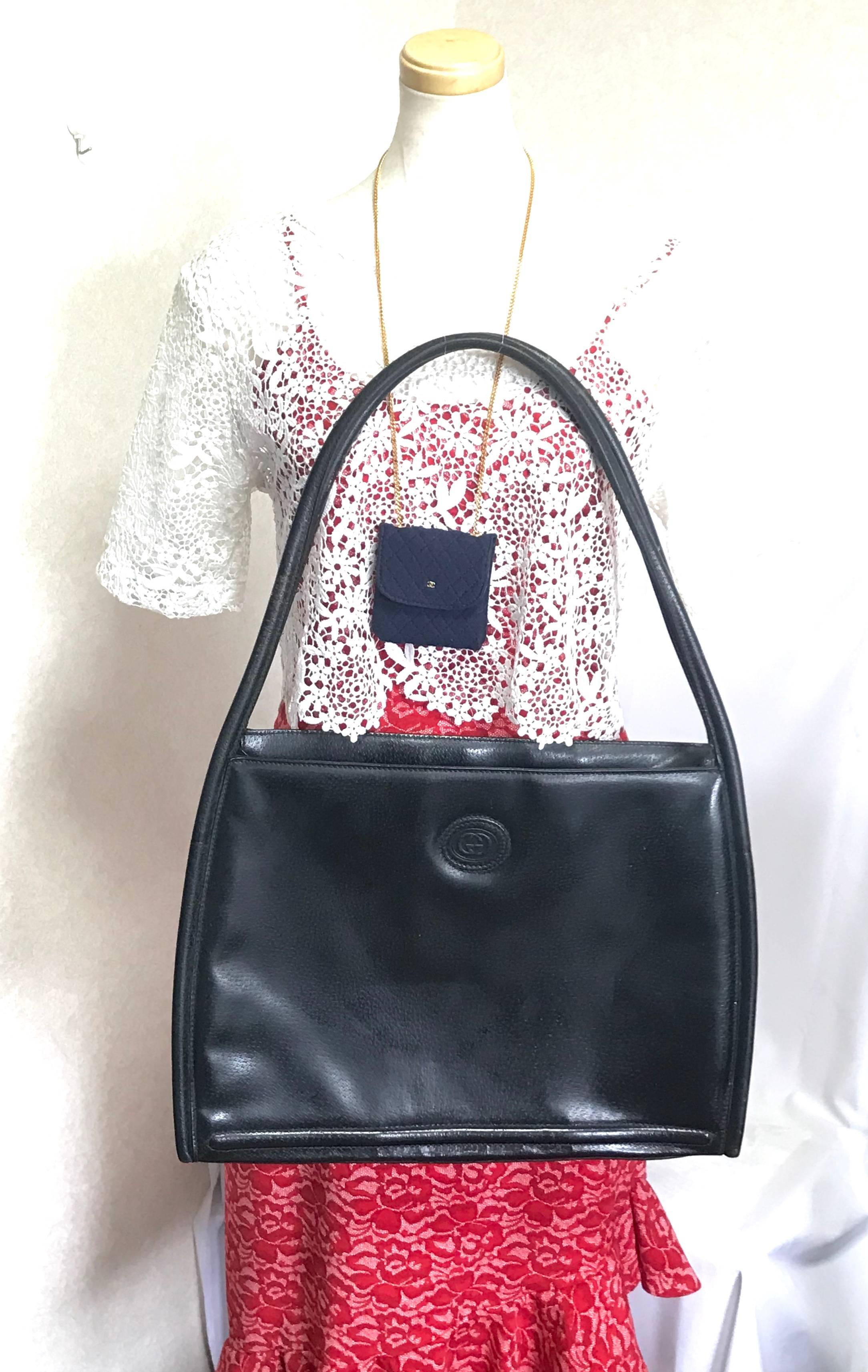 Vintage Gucci black pigskin large trapezoid shape shoulder bag with embossed GG. For Sale 6