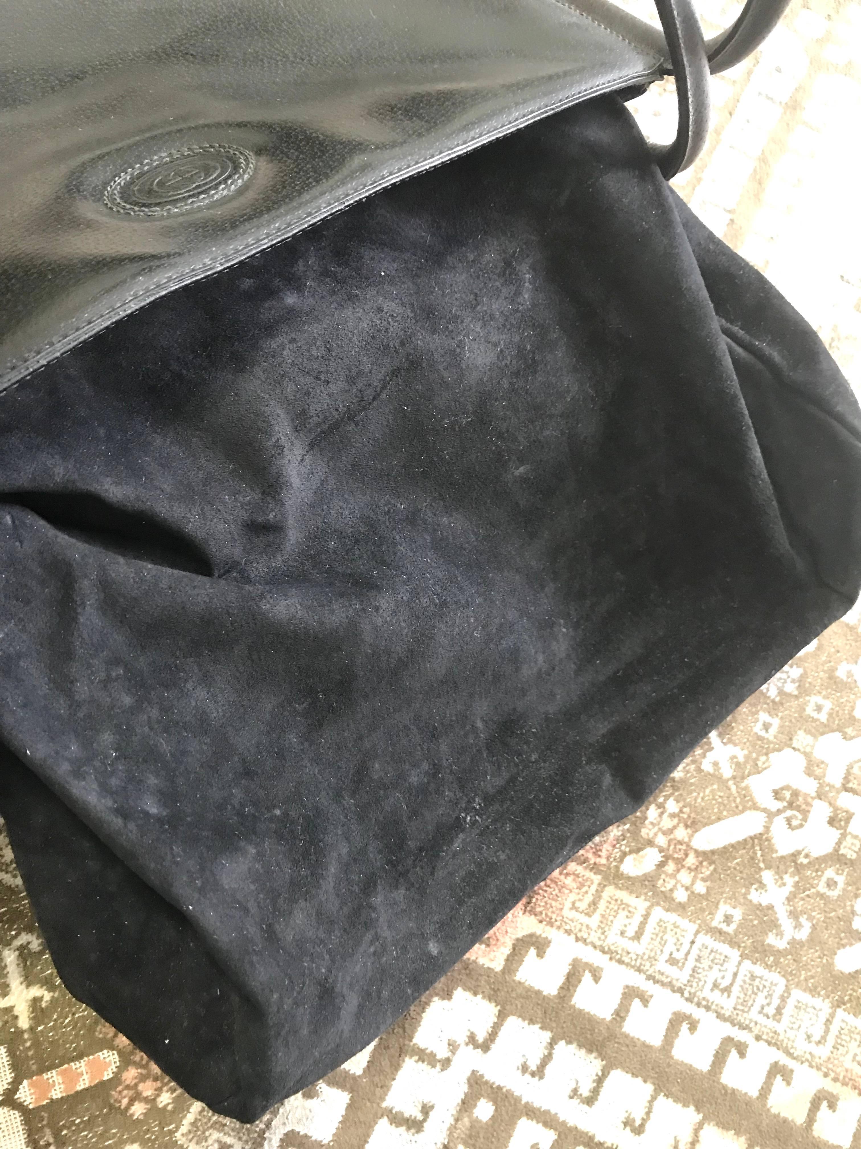 Vintage Gucci black pigskin large trapezoid shape shoulder bag with embossed GG. For Sale 3