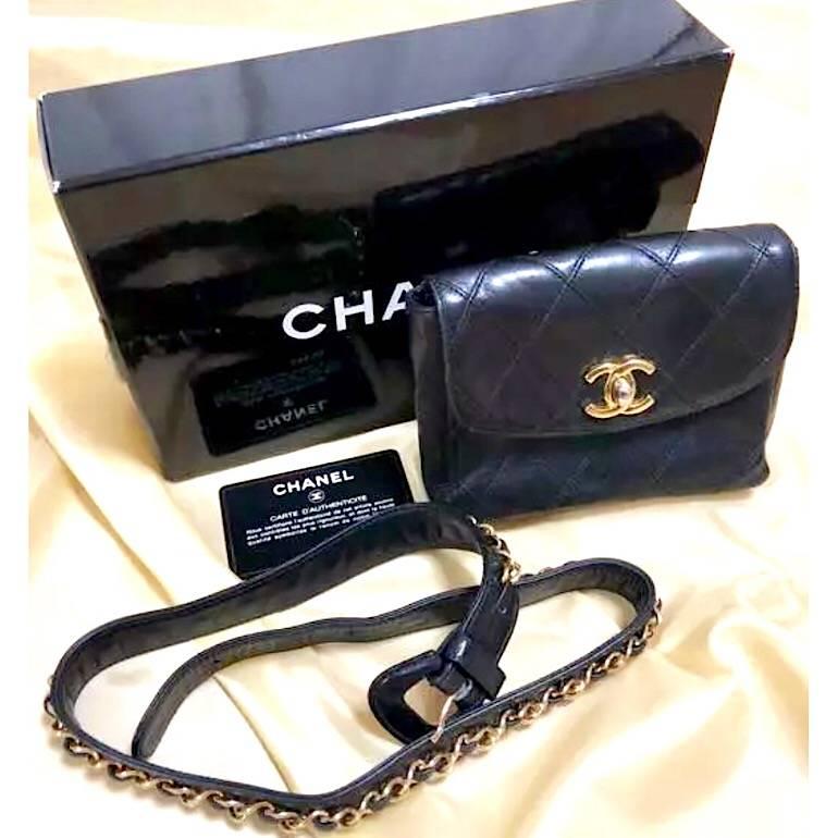 Vintage CHANEL black leather waist purse, fanny pack with golden chain belt. 4