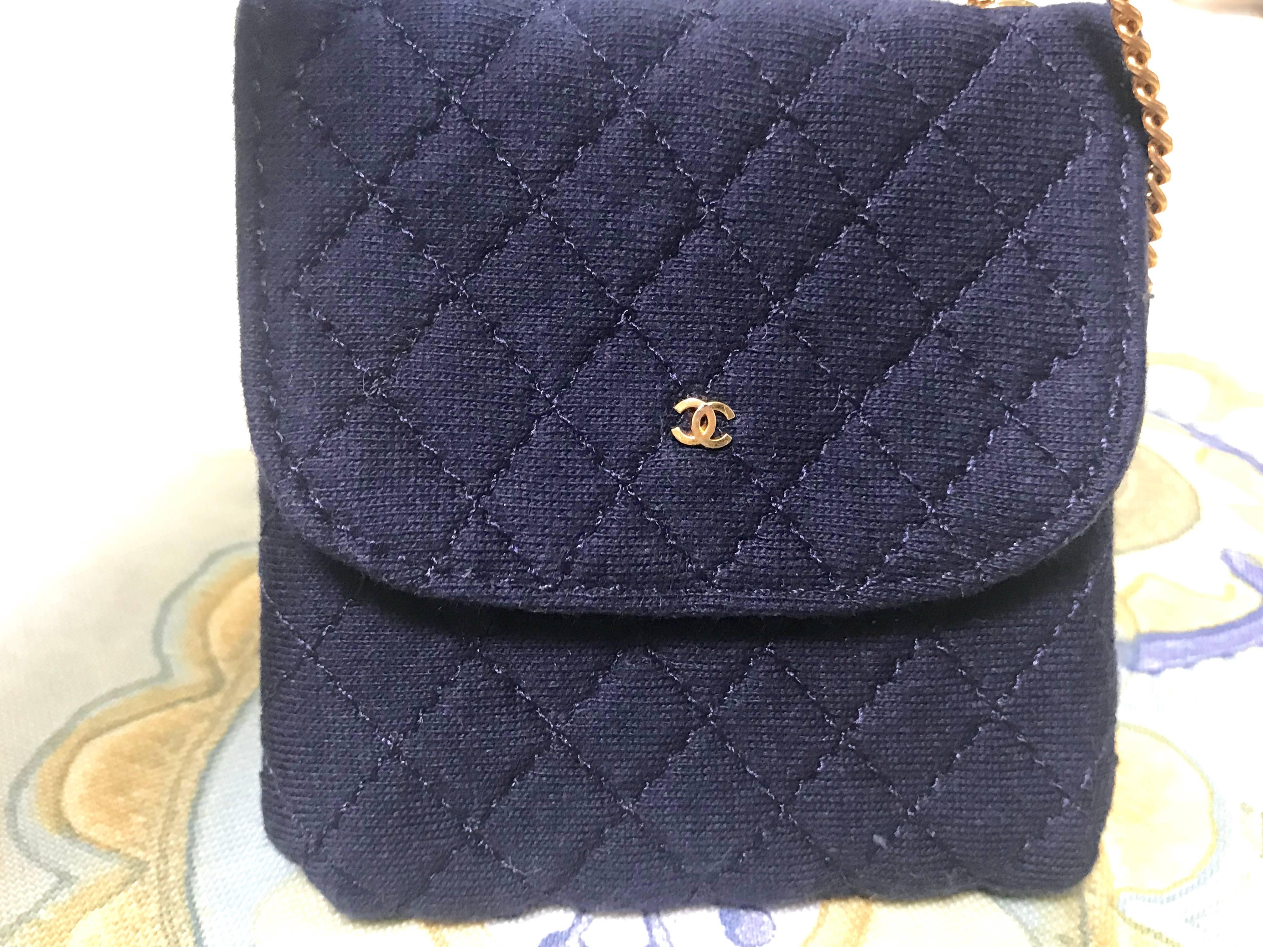 MINT. Vintage Chanel navy quilted jersey mini pouch, coin purse, long necklace. In Excellent Condition In Kashiwa, Chiba