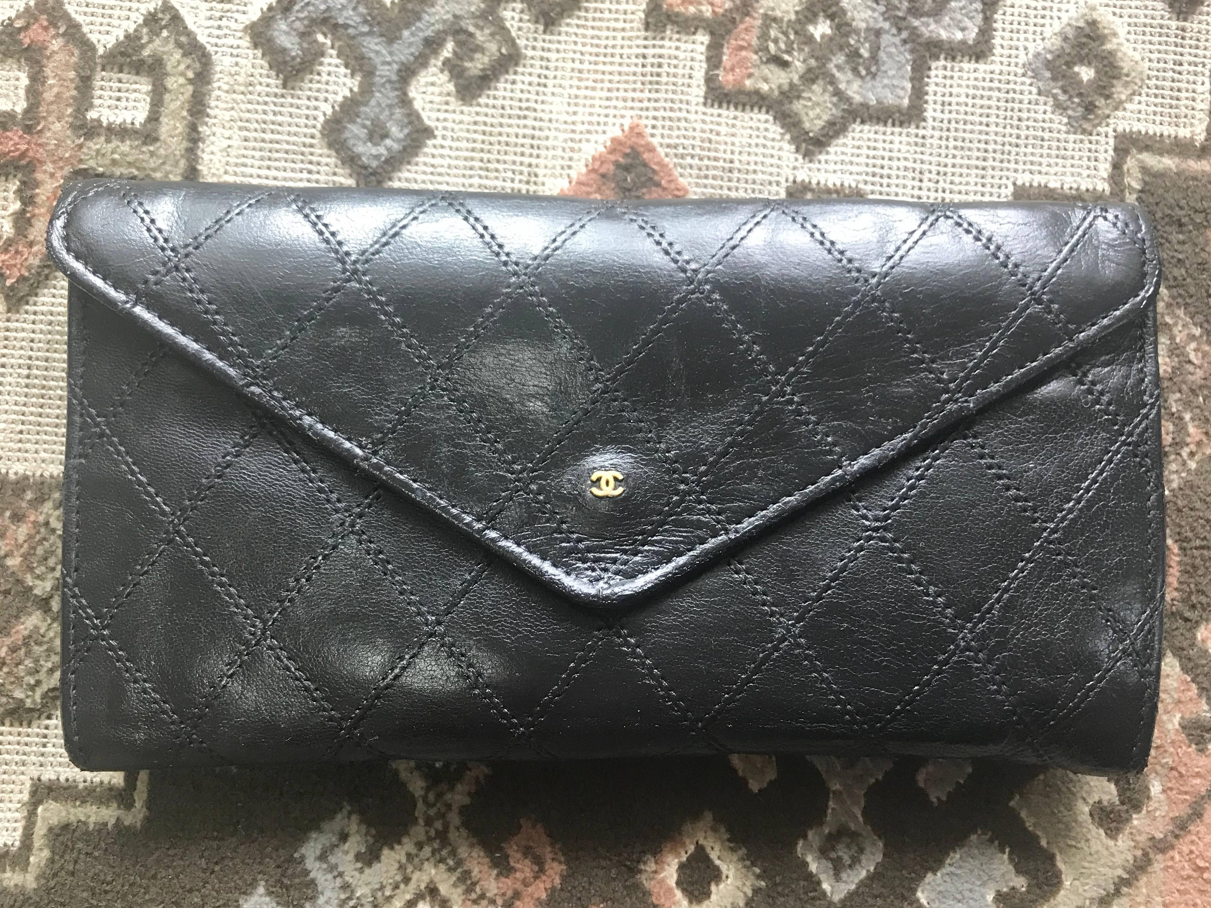 1980s. Vintage CHANEL black goatskin bill, card, checkbook long wallet pouch purse with  mini CC motif. 
Classic unisex style. 
This is a CHANEL vintage pouch wallet in black goatskin from 80's.
Very nice and soft! 

Featuring a mini CC motif on the